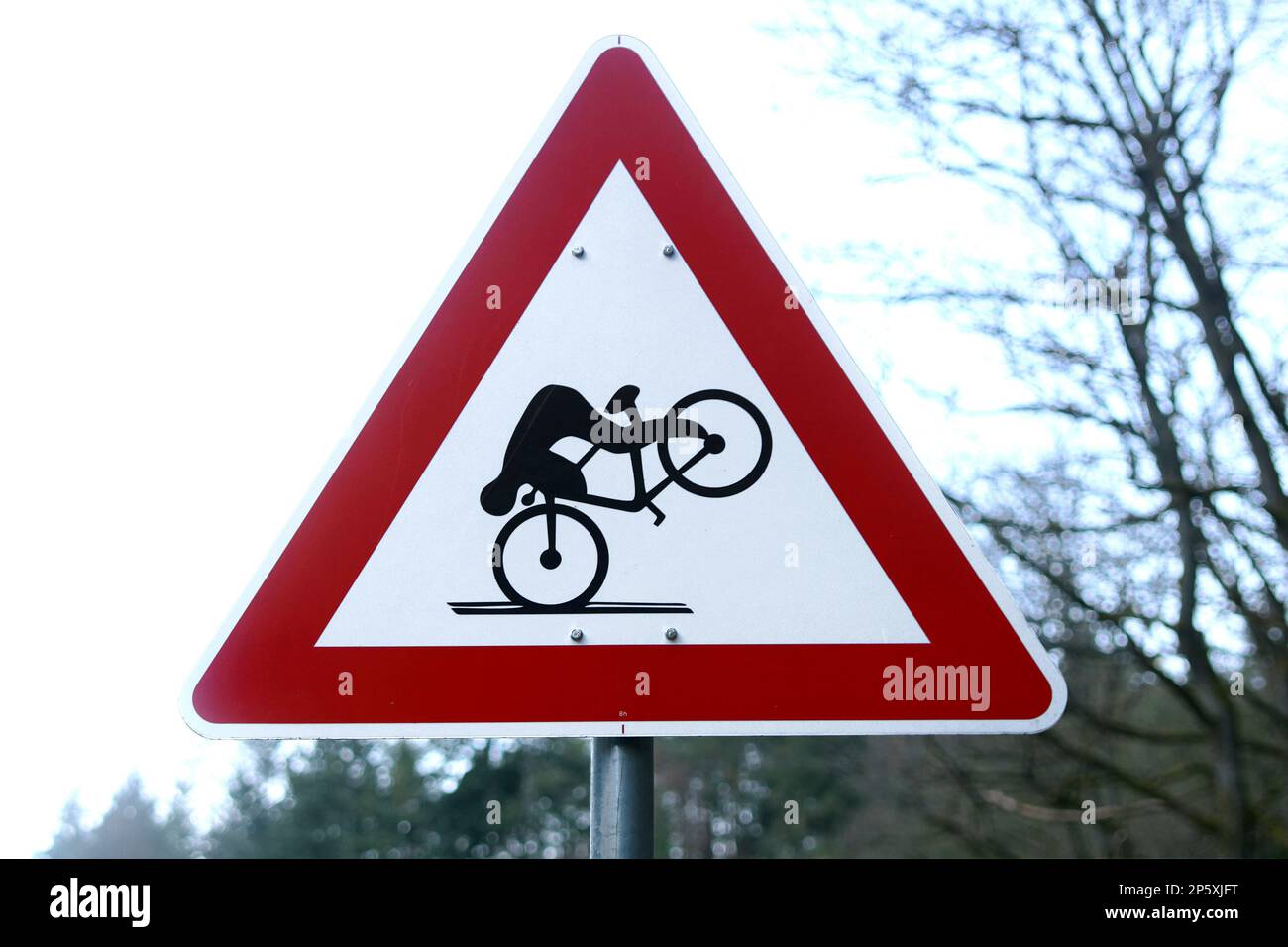 schild für Radfahrer „Achtung – Sturzgefahr“ Stockfoto