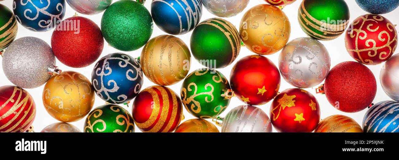 Panoramablick auf viele weihnachtskugeln Stockfoto