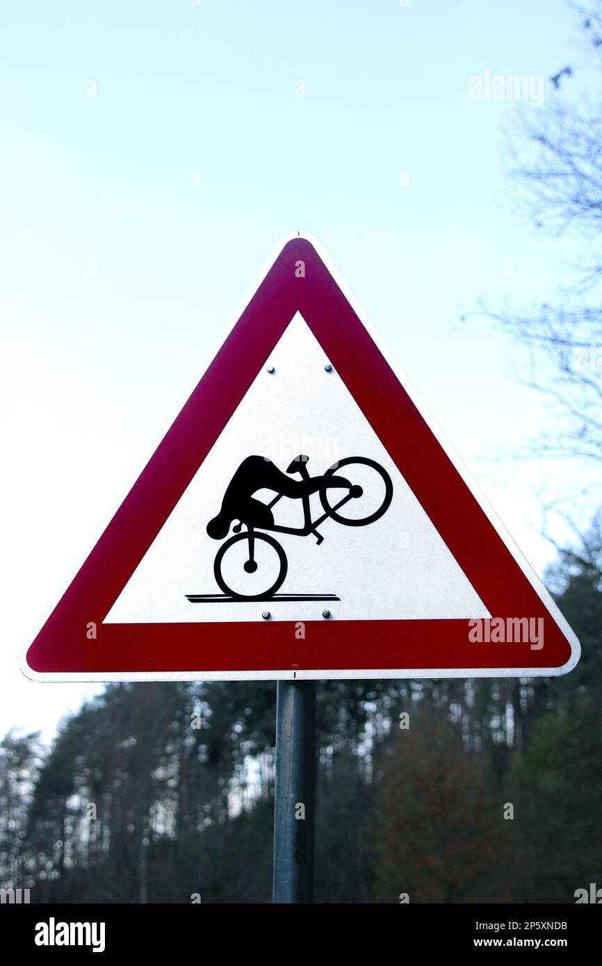schild für Radfahrer „Achtung – Sturzgefahr“ Stockfoto