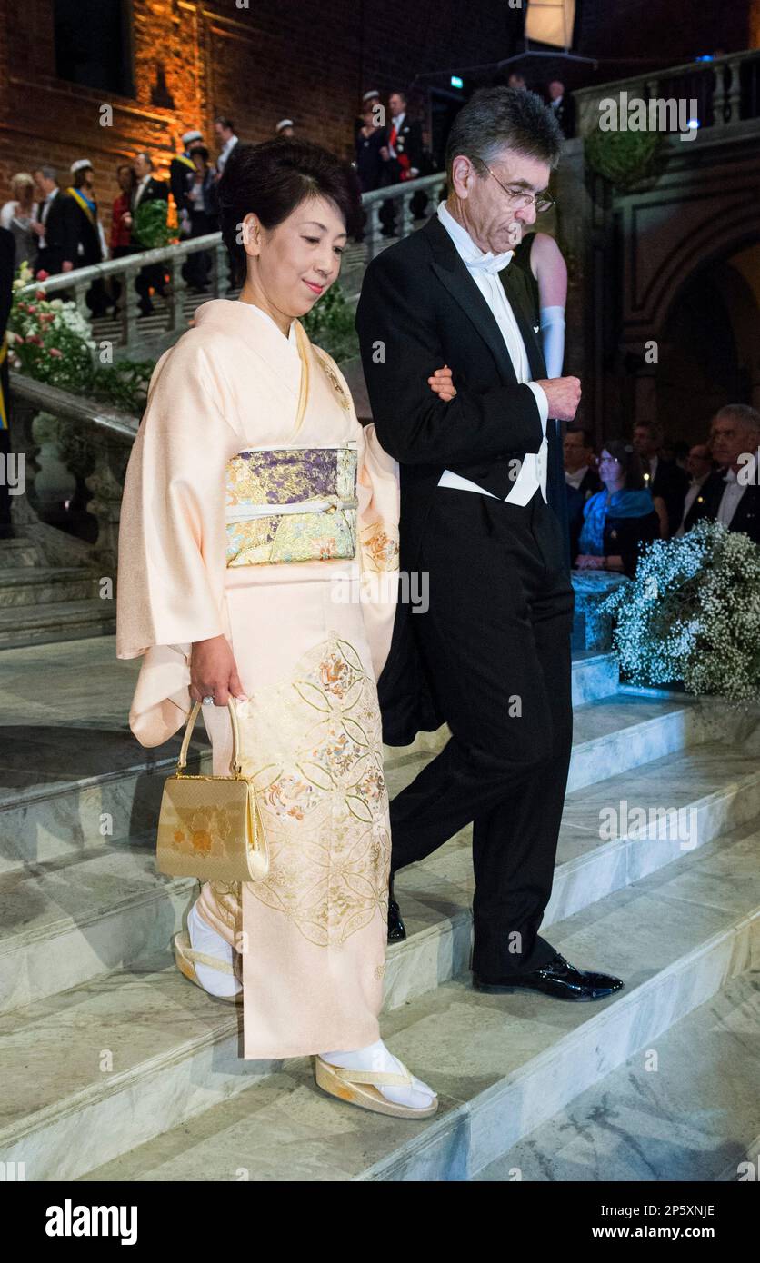 The 2012 Nobel Prize Laureate for Chemistry Professor Robert J. Lefkowitz, right, of USA and Dr Chika Yamanaka of Japan, wife of Nobel Prize Laureate for Physiology or Medicine Professor Shinya Yamanaka arrive for the Nobel Banquet at the Stockholm City Hall, Monday Dec. 10, 2012. (AP Photo/Scanpix Sweden/Claudio Bresciani) SWEDEN OUT Stockfoto