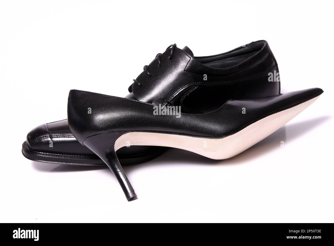 Schwarze Pumps und Herrenschuh Stockfoto
