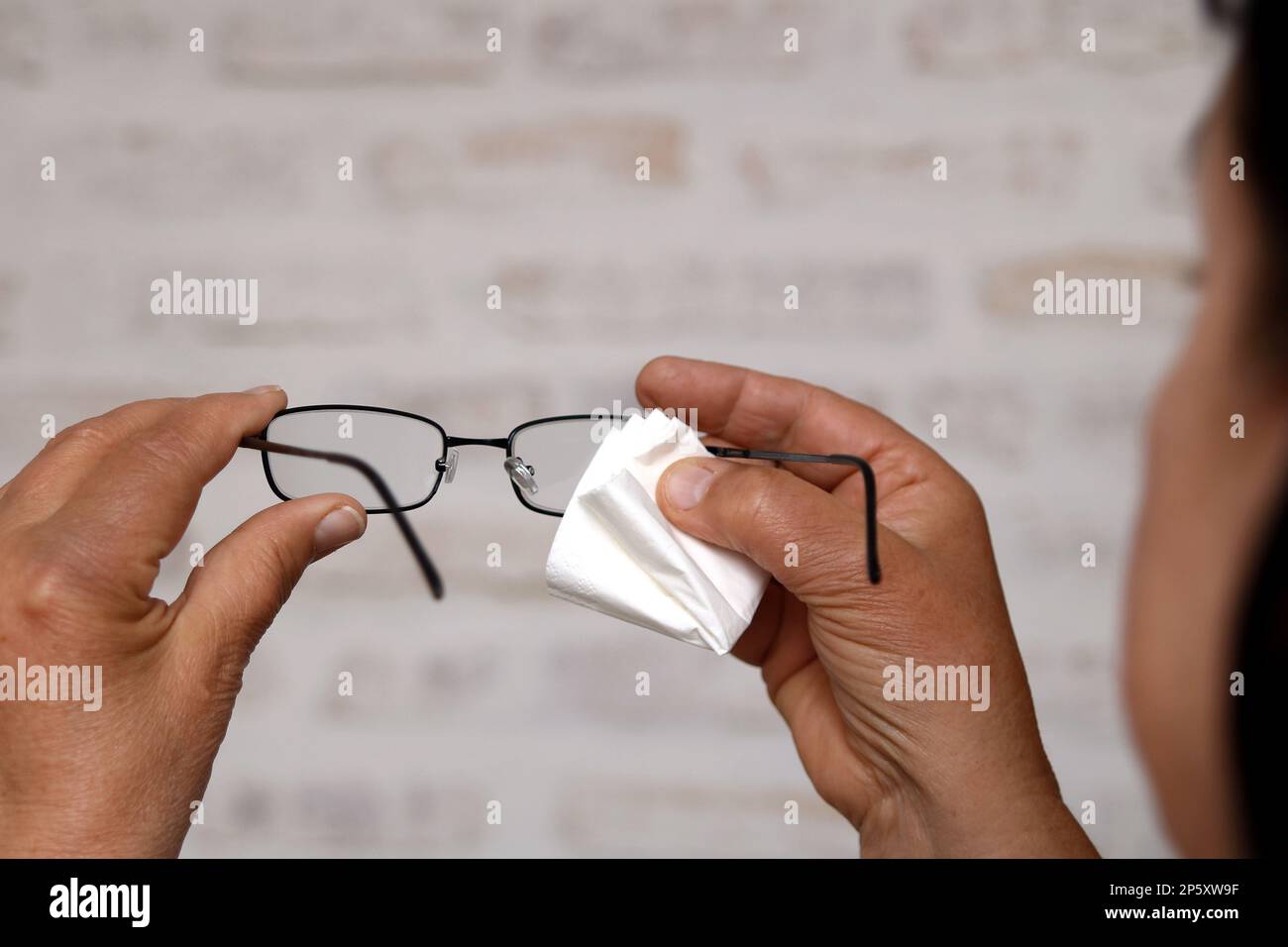 Frau, die Gläser putzt Stockfoto