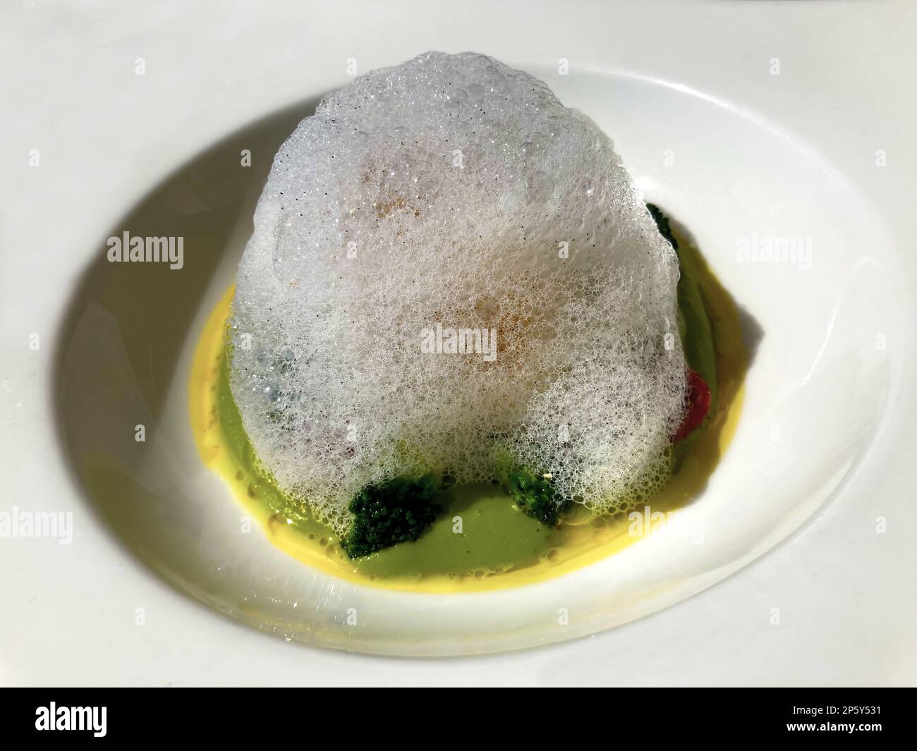 Seeteufel, gekocht bei 69° mit Broccoli Cream und Vanille und Kirschtomaten, passend mit Schaum in der Schweiz. Stockfoto