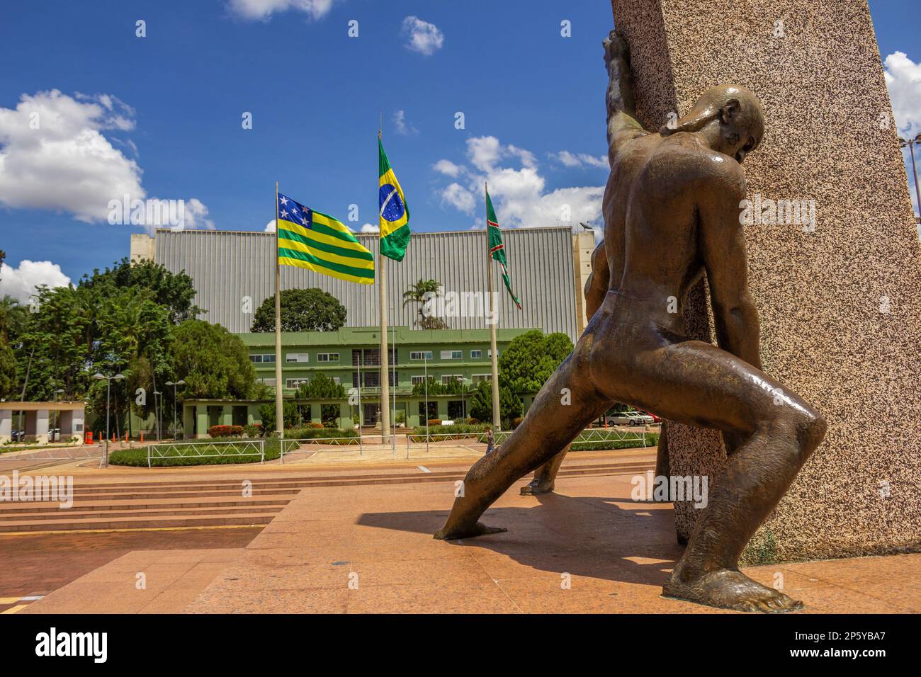 Goiania, Goias, Brasilien – 04. März 2023: Details zum Civic Square im Zentrum von Goiania, mit dem Denkmal der drei Rennen im Vordergrund. Stockfoto