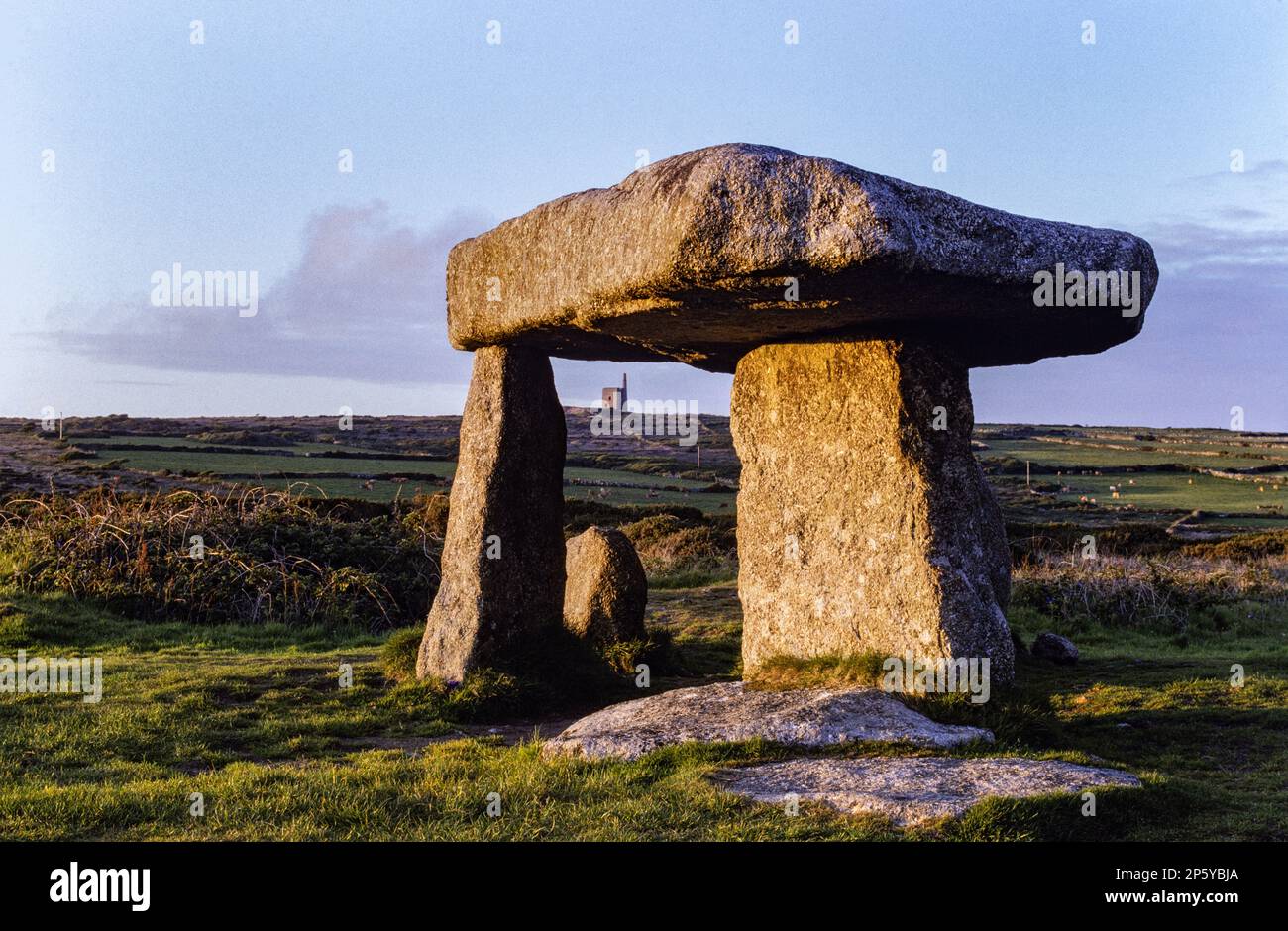 Das Lanyon Quoit liegt auf relativ niedrigem Grundstück in der Nähe der Lanyon Farm, neben der Straße Penzance-Madron-Morvah. Stockfoto