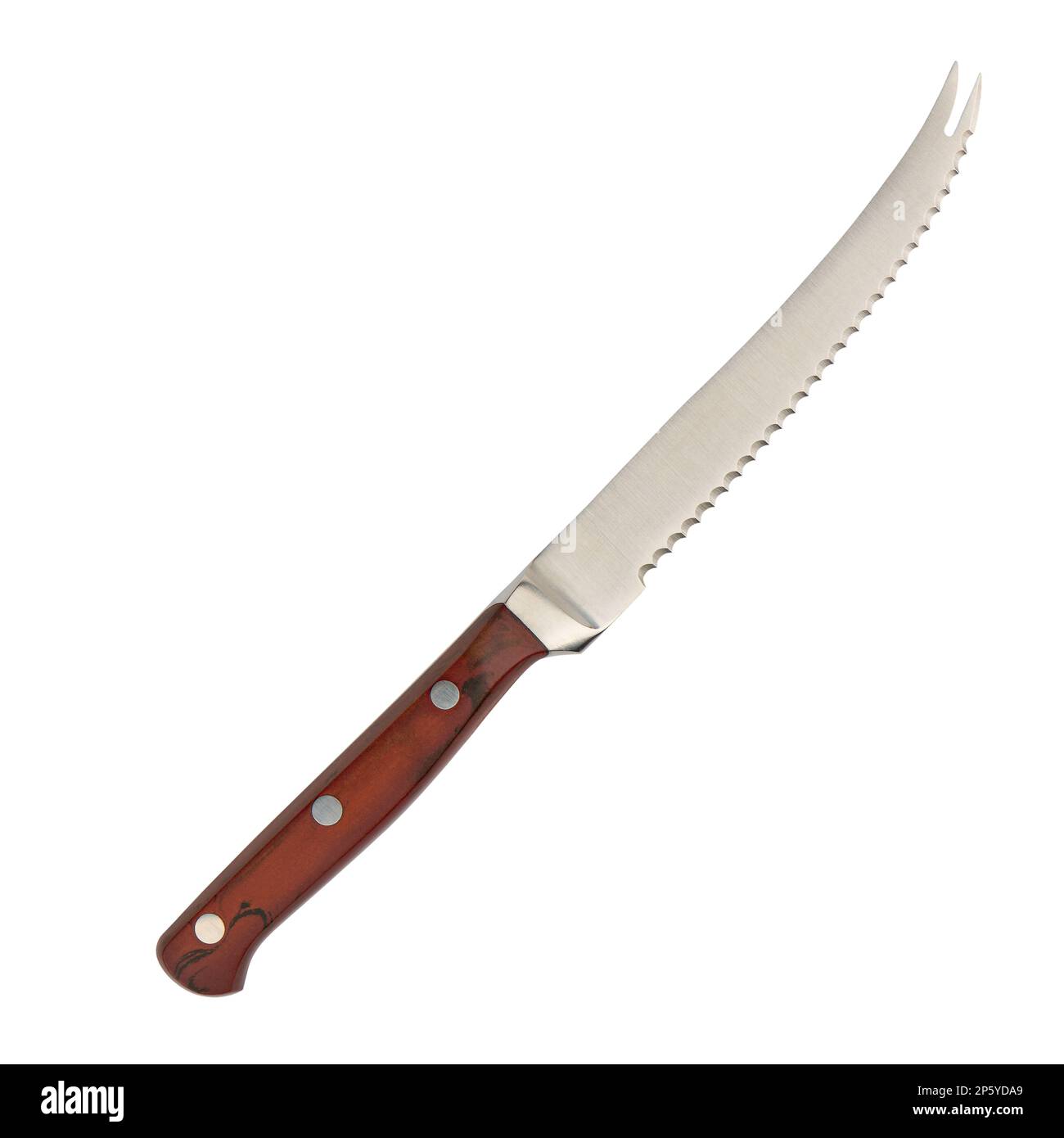 Gezackte Küchenmesser Nahaufnahme, isoliert auf weißem Hintergrund Stockfoto