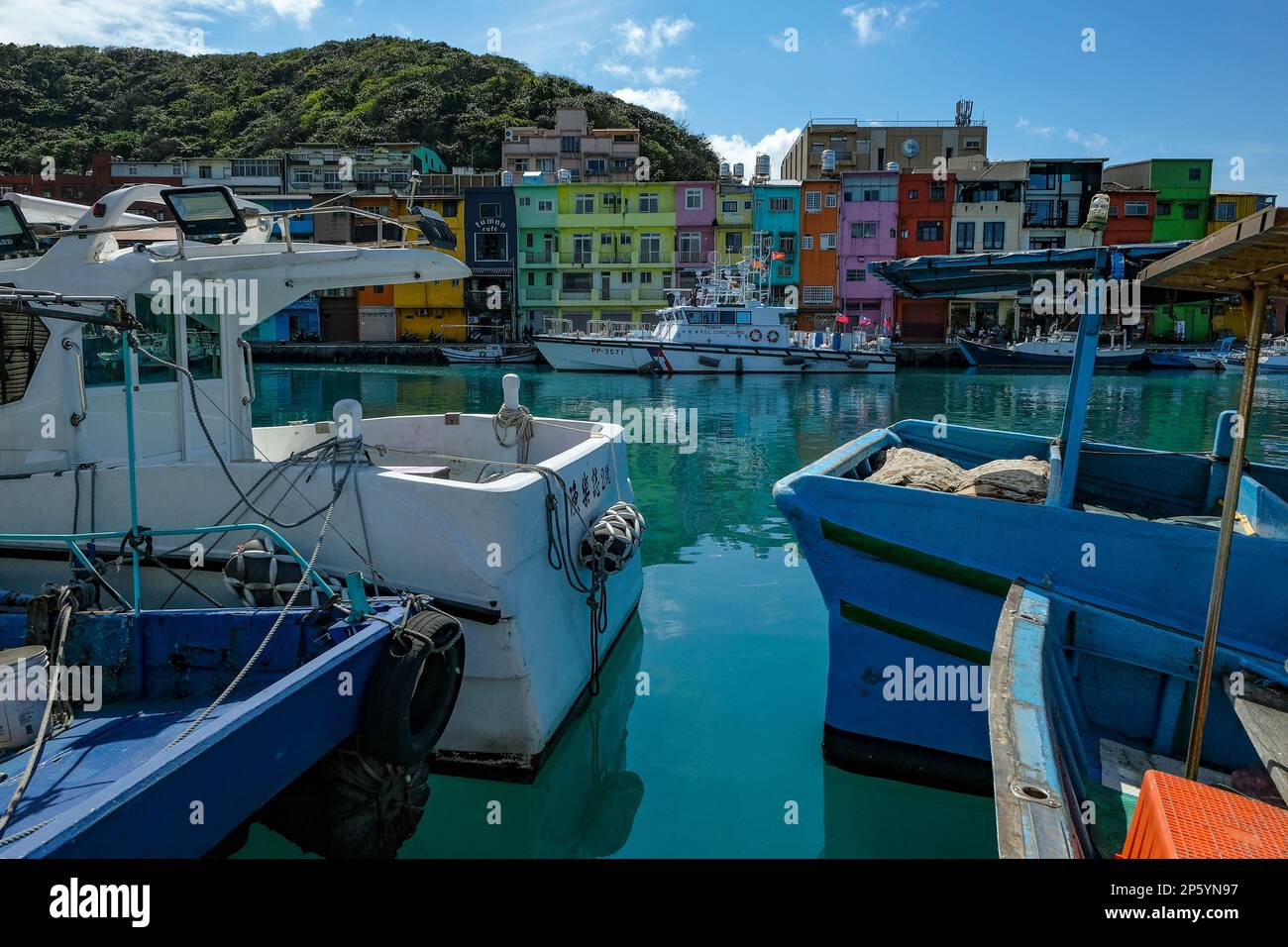 Keelung, Taiwan - 18. Februar 2023: Farbenhäuser im Fischereihafen Zhengbin in Keelung, Taiwan. Stockfoto
