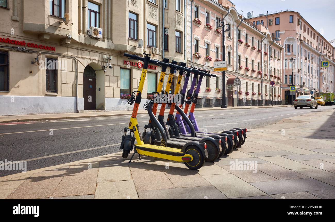 Umweltfreundlicher mobiler Transport, Parkplatz für elektrische Roller auf der Bolshaya Ordynka Straße, Stadtbild: Moskau, Russland - 19. August 2022 Stockfoto