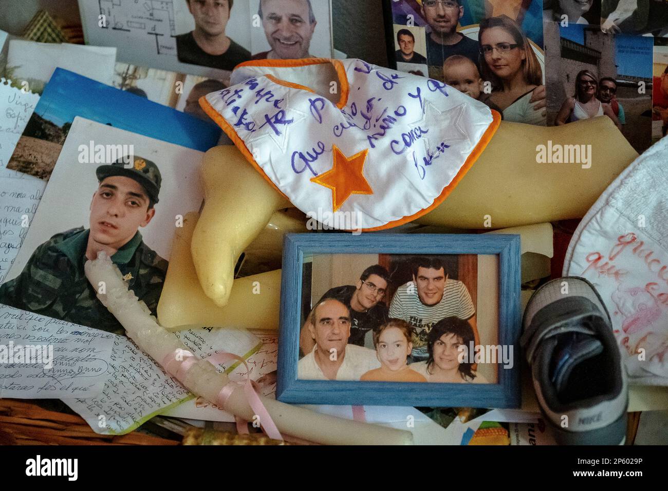 Danke Briefe, Versprechen, Fotos und persönliche Gegenstände von Anhängern, in der Kirche, Heiligtum des Wunders, Riner, Katalonien, Spanien Stockfoto