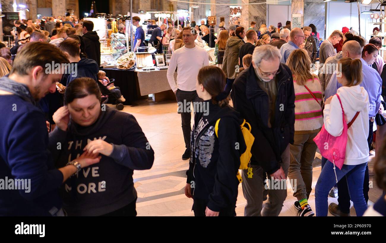 Warschau, Polen. 5. März 2023 Warschauer Mineralausstellung 2023. Die Leute schauen und kaufen Dinge auf der Tribüne. Stockfoto