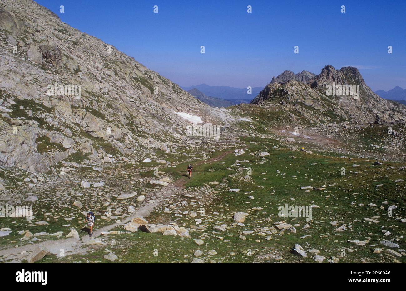 Wanderer im 'Port de Ratera' Ratera Pass,Aigüestortes i Estany de Sant Maurici Nationalpark,Pyrenäen, Lleida Provinz, Katalonien, Spanien. Stockfoto