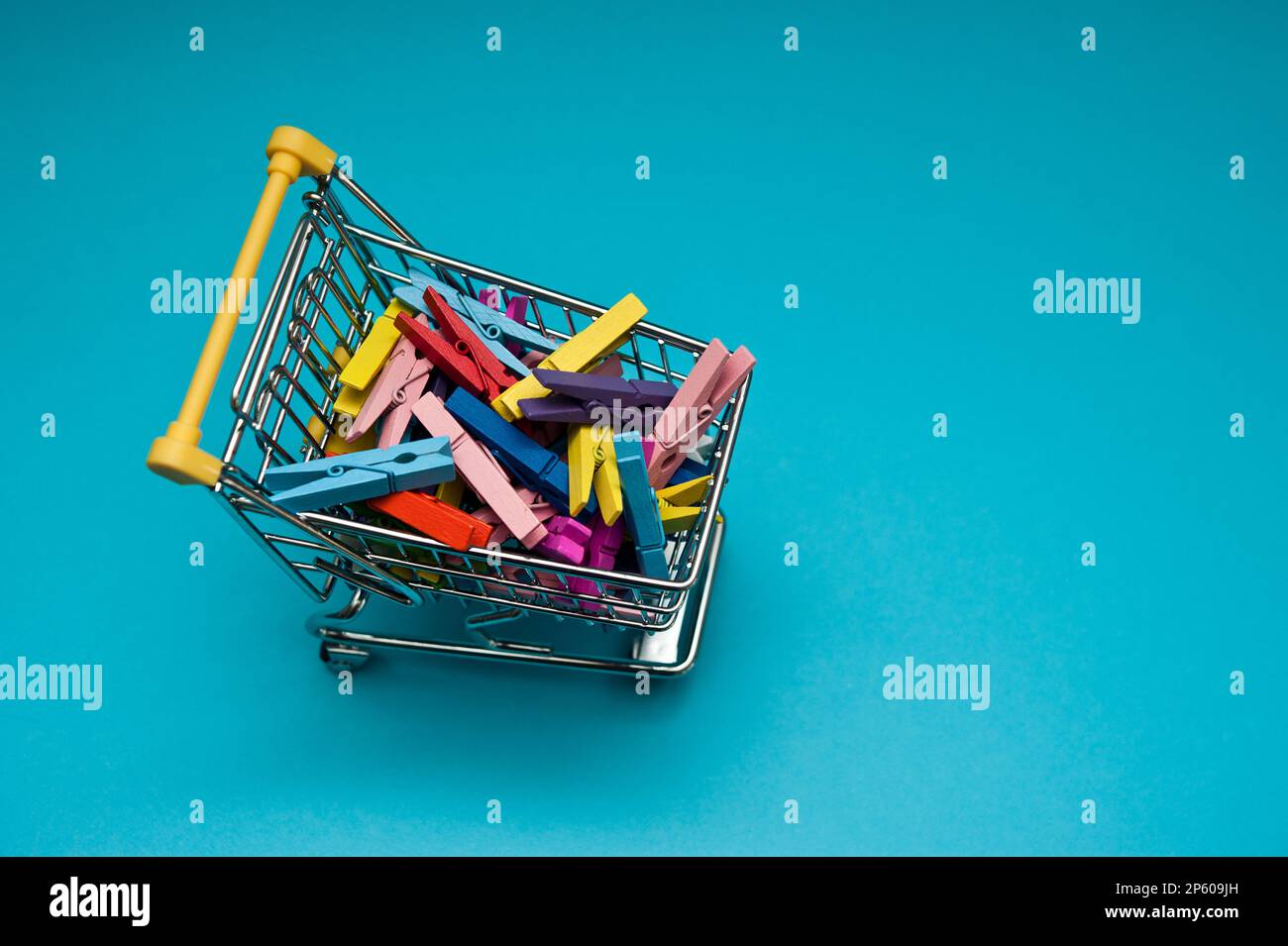 Ein Model-Warenkorb mit bunten Wäschekorb Stockfoto
