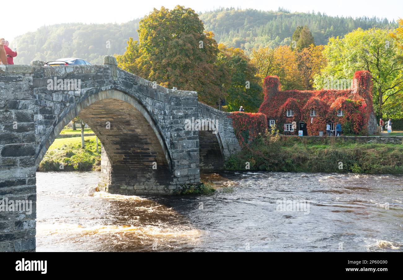 TU Hwnt i'r Afon, entlang des Flusses Conwy, Llanrwst, County Conwy, Nordwales. Aufgenommen im Herbst 2022. Stockfoto