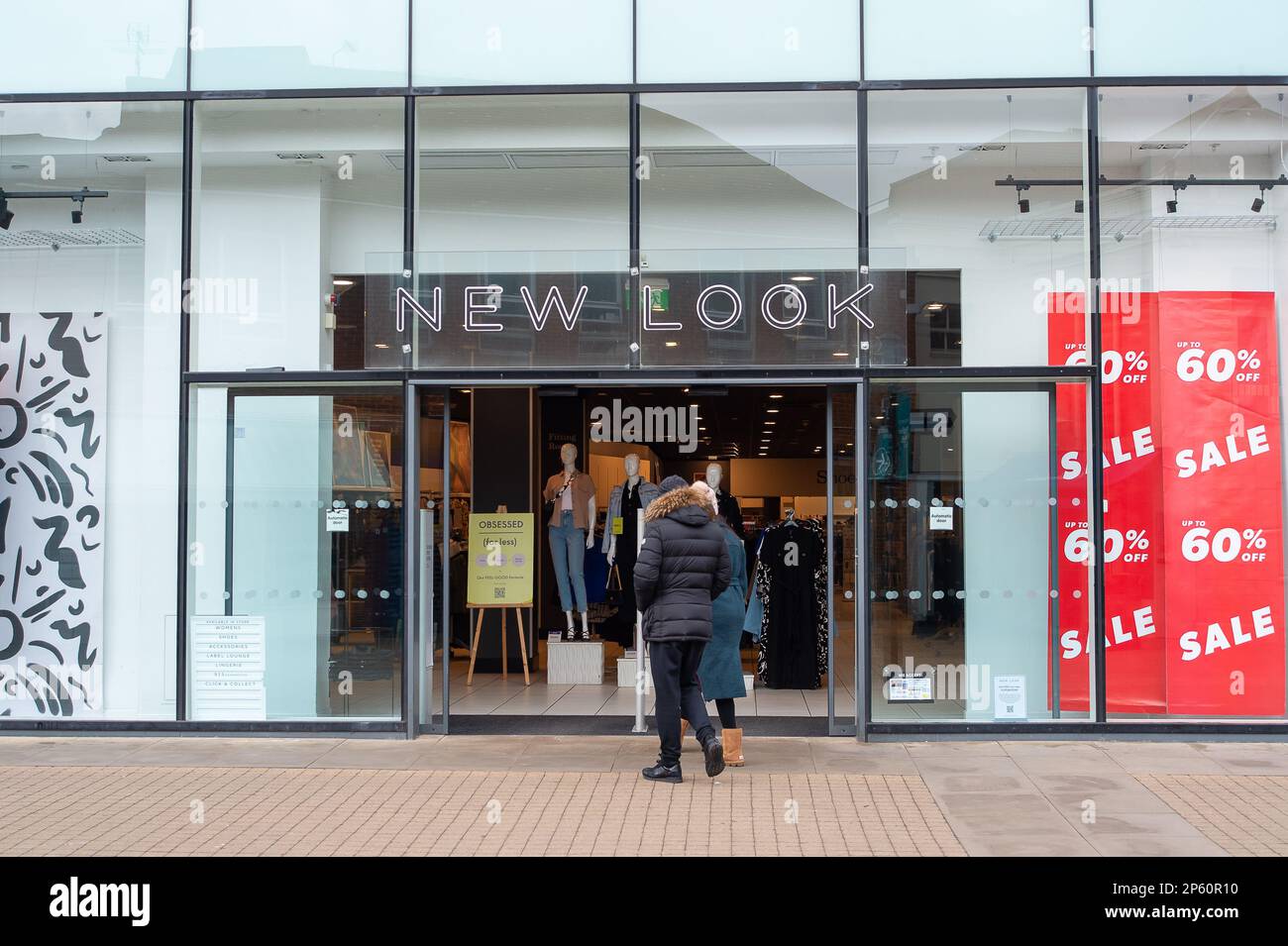 Windsor, Berkshire, Großbritannien. 6. März 2023. Der neue Look bietet 60 % Rabatt im Geschäft in Windsor. Kredit: Maureen McLean/Alamy Stockfoto