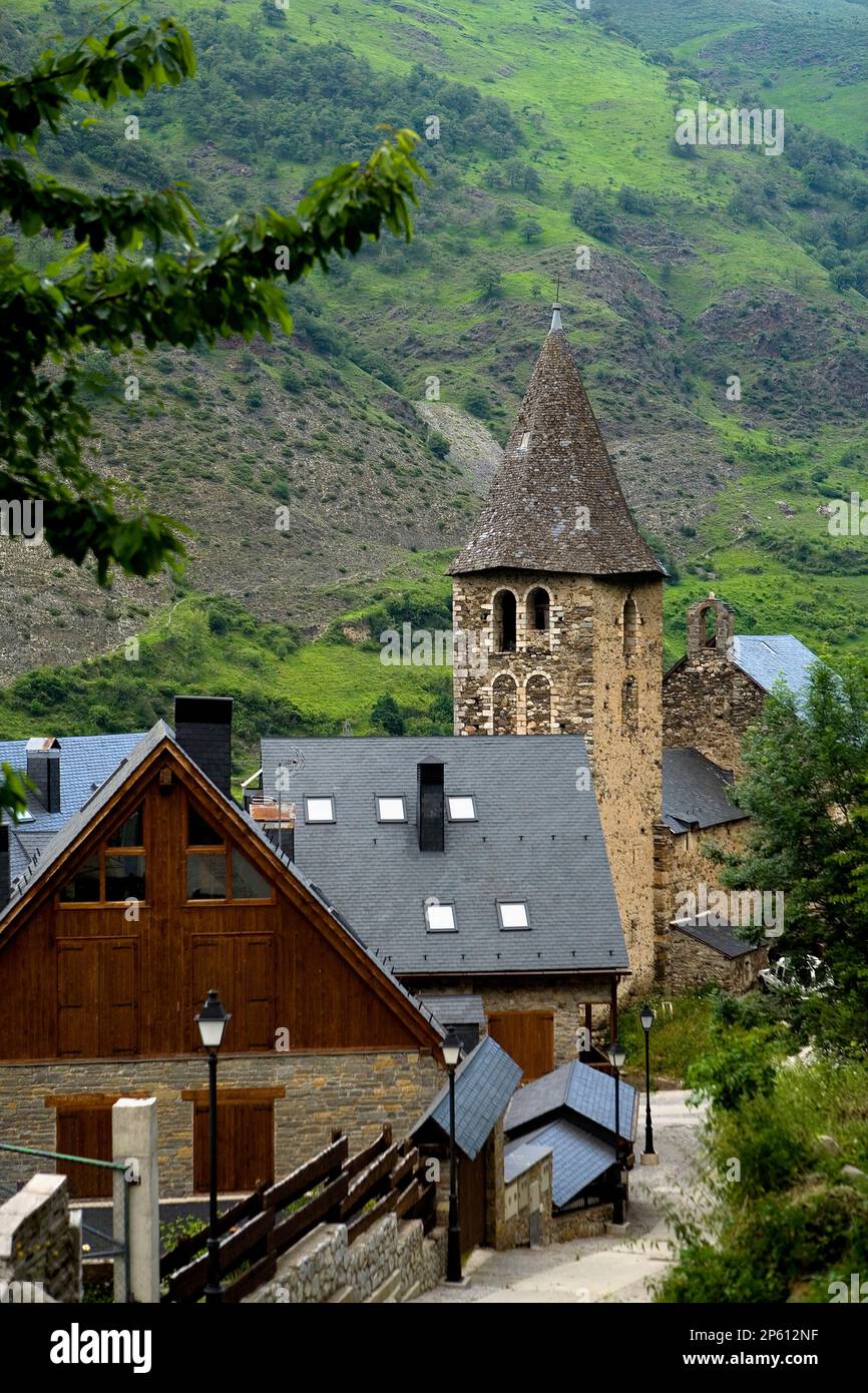 Das Dorf Escunhau. Kirche Sant Pere, Aran-Tal, Pyrenäen, Provinz Lleida, Katalonien, Spanien. Stockfoto