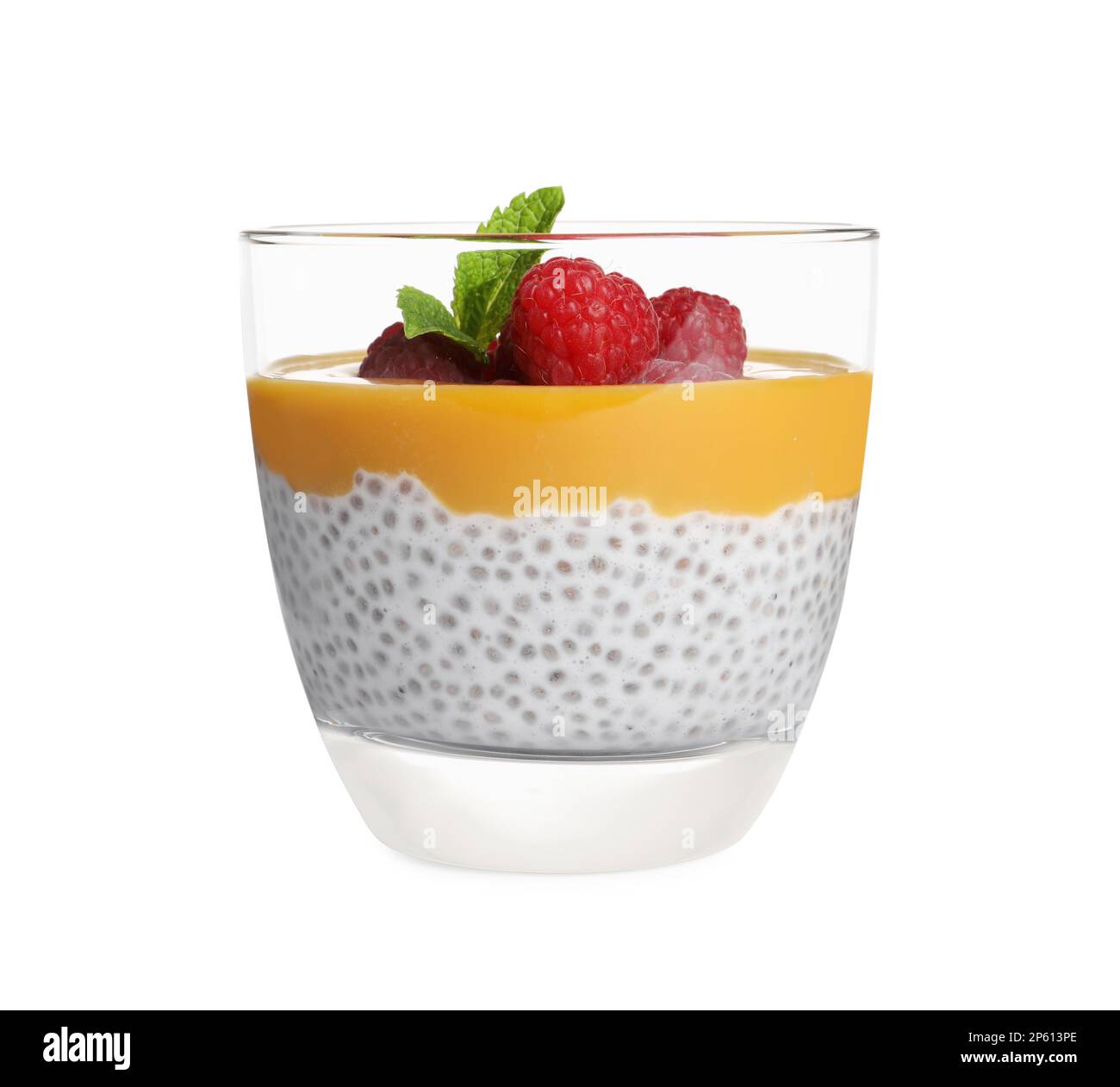 Köstlicher Chia-Pudding mit Mangosauce und Himbeeren auf weißem Hintergrund Stockfoto