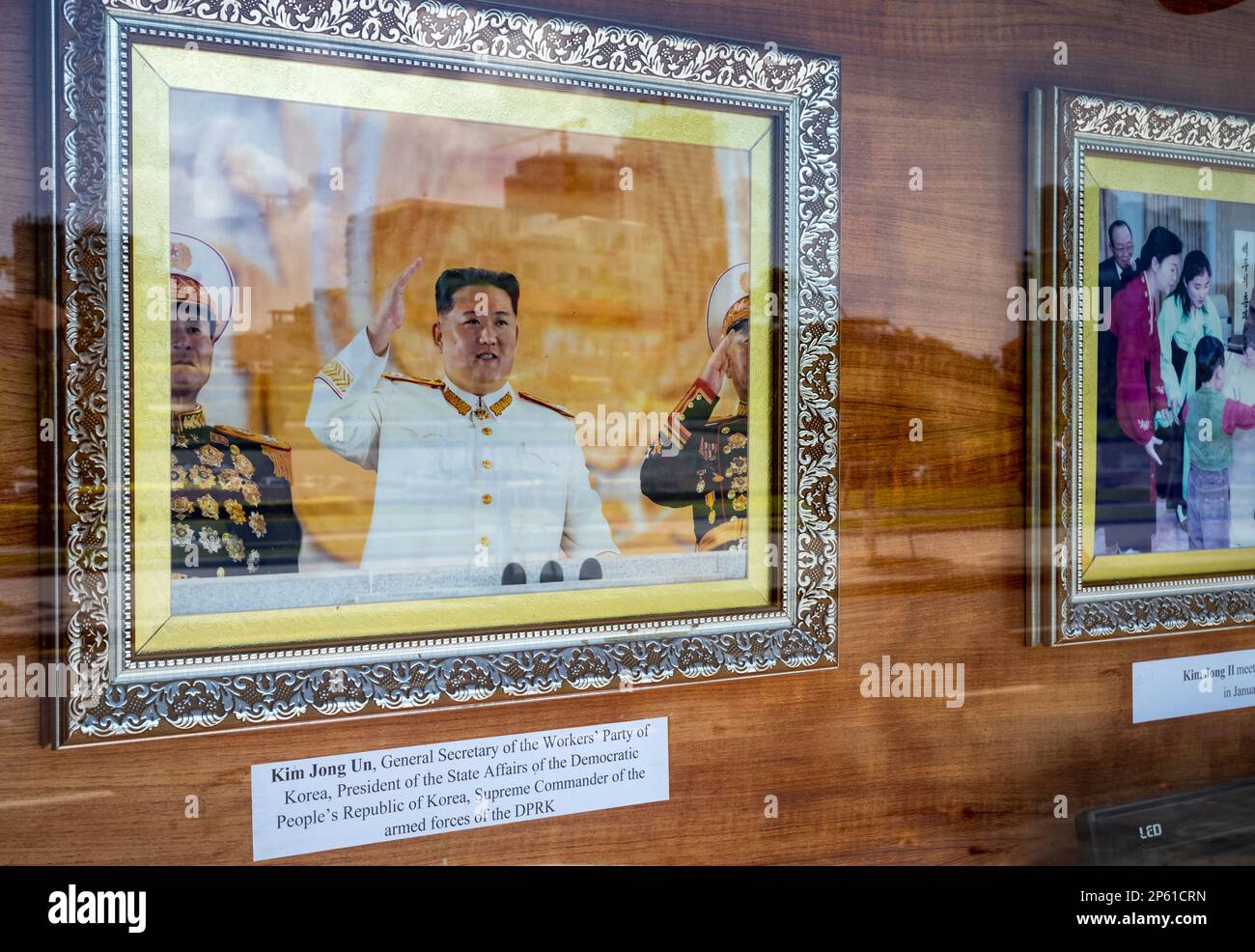 Propagandafotos des nordkoreanischen Führers Kim Jong-un vor der Botschaft der Demokratischen Republik Korea (DVRK) in Phnom Penh, Kambodscha. Stockfoto