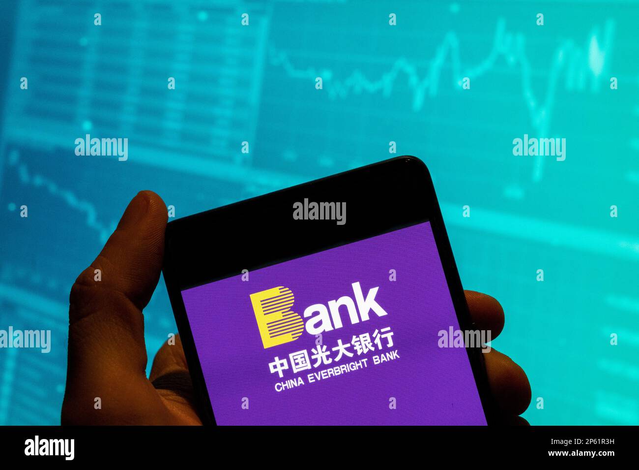 China. 15. Februar 2023. In dieser Fotoabbildung ist das chinesische staatseigene Bank- und Finanzdienstleistungsunternehmen China Everbright Logo auf einem Smartphone mit einem Diagramm des Wirtschaftsindex im Hintergrund zu sehen. (Kreditbild: © Budrul Chukrut/SOPA Images via ZUMA Press Wire) NUR REDAKTIONELLE VERWENDUNG! Nicht für den kommerziellen GEBRAUCH! Stockfoto