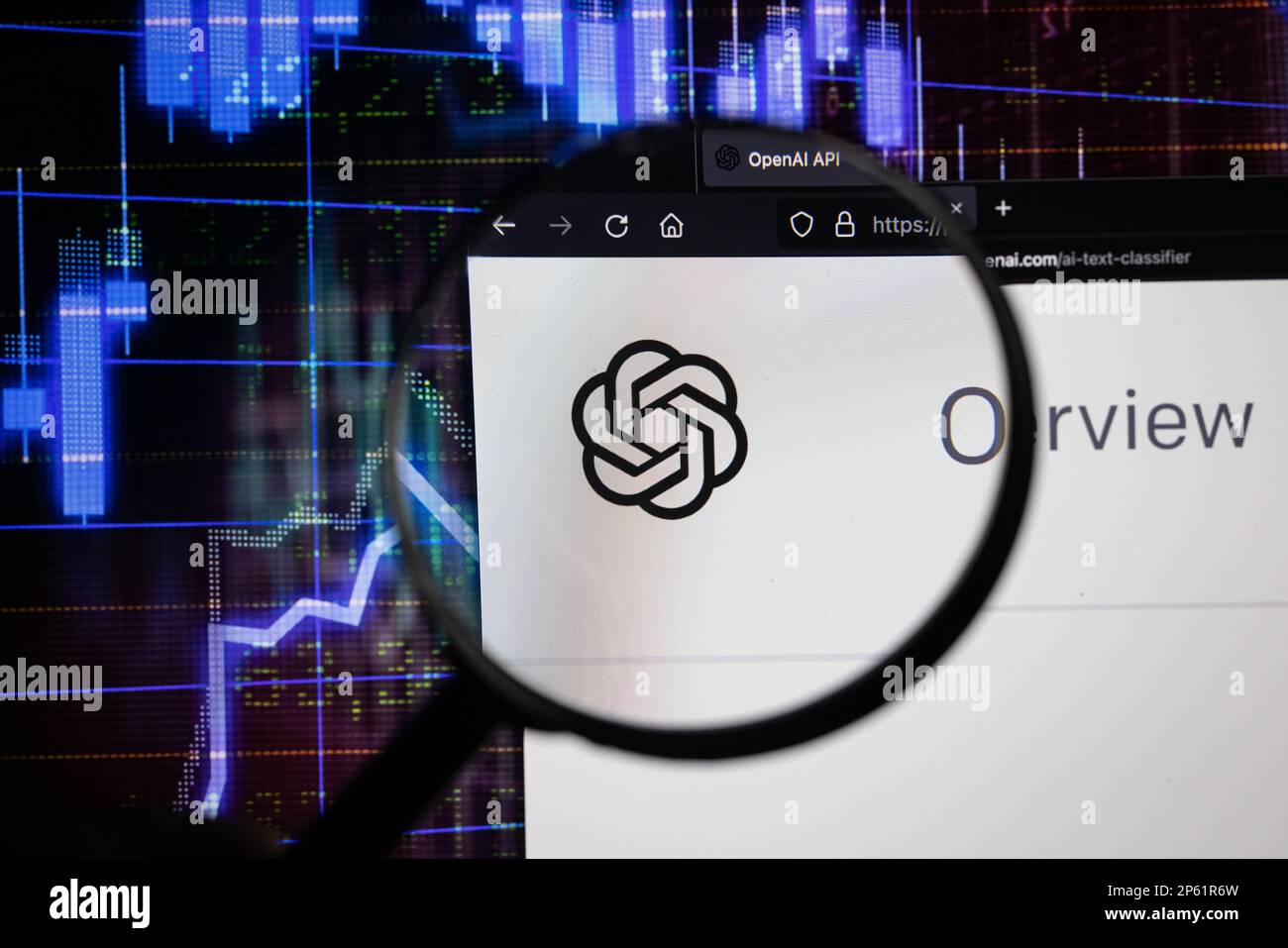OpenAI-Chatbot-Firmenlogo auf einer Website mit verschwommenen Aktienmarktentwicklungen im Hintergrund, auf einem Computerbildschirm durch eine Lupe zu sehen Stockfoto