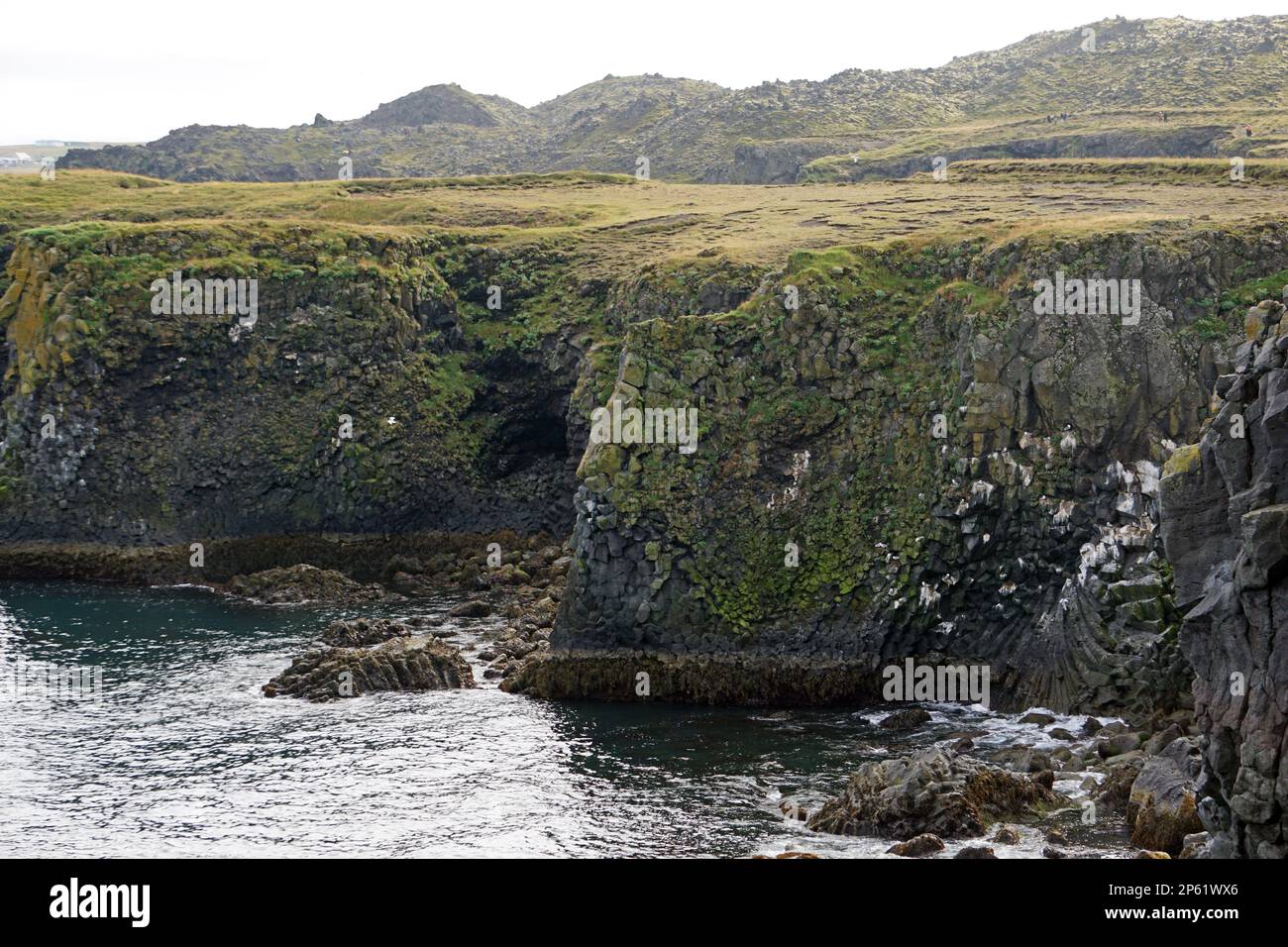 Felsige Klippen im Dorf Arnastrapi auf der Halbinsel Snaefellsnes, Island Stockfoto