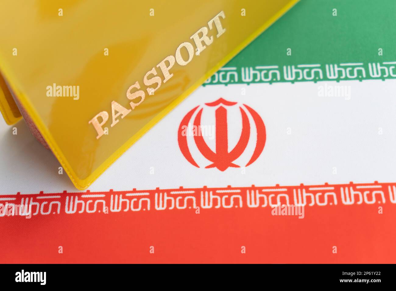 iranische Flagge mit Reisepass. Reisevisum und Staatsbürgerschaftskonzept. Aufenthaltstitel im 
