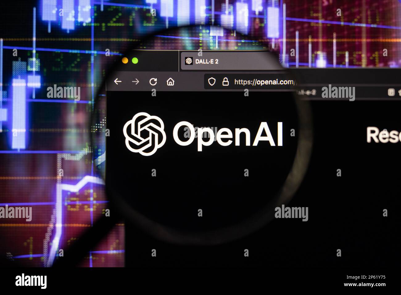 OpenAI-Chatbot-Firmenlogo auf einer Website mit verschwommenen Aktienmarktentwicklungen im Hintergrund, auf einem Computerbildschirm durch eine Lupe zu sehen Stockfoto