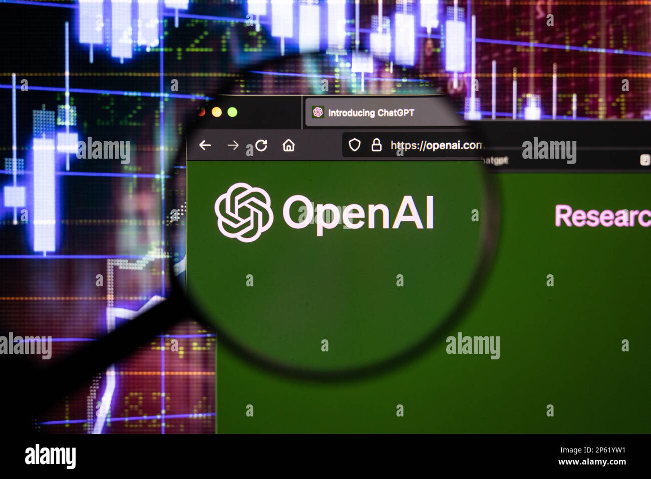 OpenAI-Chatbot-Firmenlogo auf einer Website mit verschwommenen Aktienmarktentwicklungen im Hintergrund, auf einem Computerbildschirm durch eine Lupe zu sehen Stockfoto