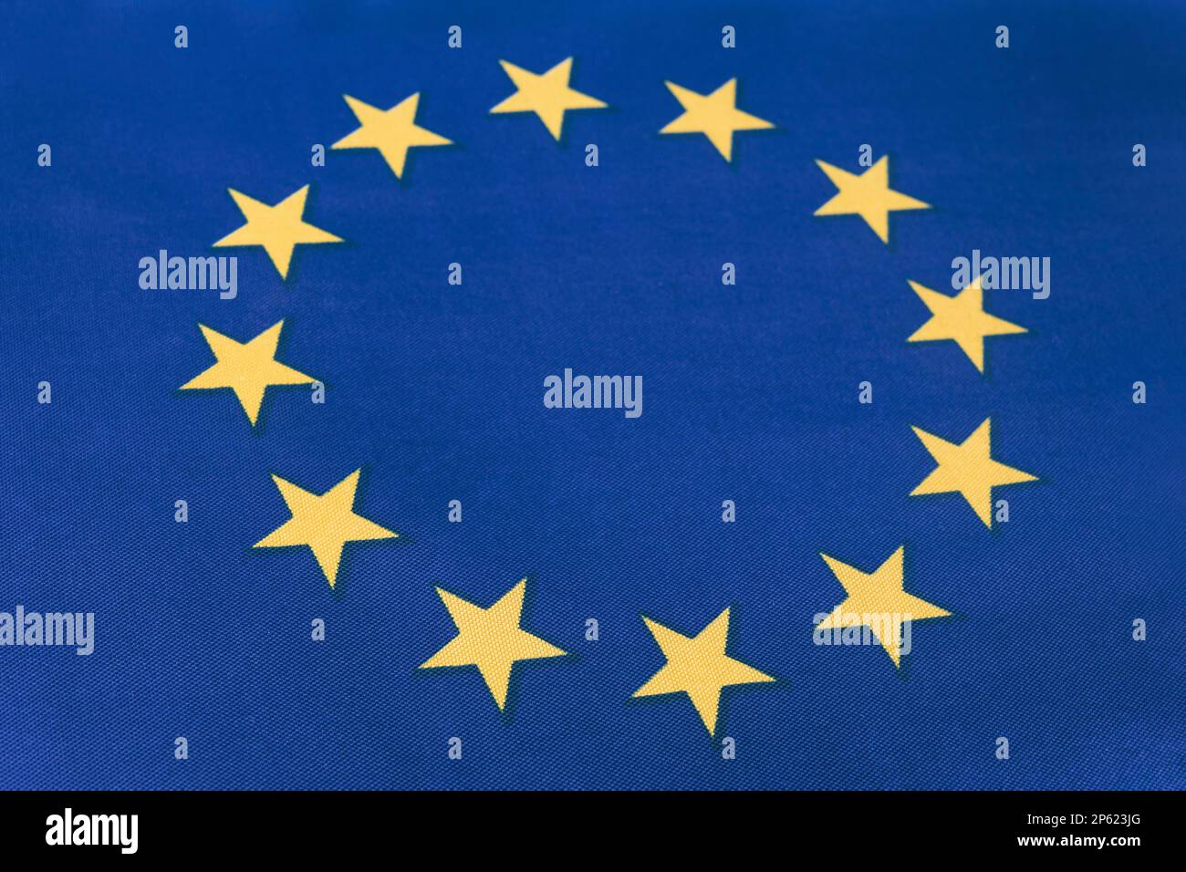 Europäische Union offizielle blaue Textilflagge mit Stern. Symbol der internationalen Gemeinschaft für den Hintergrund der EU. Stockfoto