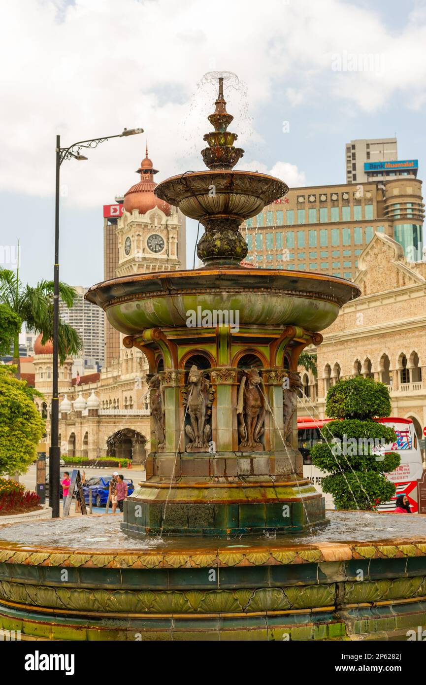 Der Victoria Fountain (ursprünglich der Queen Victoria Fountain), der zur Feier des Diamantenjubiläums von Queen Victoria geschaffen wurde. Gelegen am Merdeka Square Stockfoto