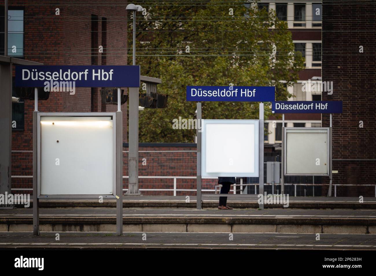 Bild eines Hinweisschildes zum Bahnhof Düsseldorf Hbf in Düsseldorf. Der Düsseldorfer Hauptbahnhof ist der Düsseldorfer Hauptbahnhof. Stockfoto