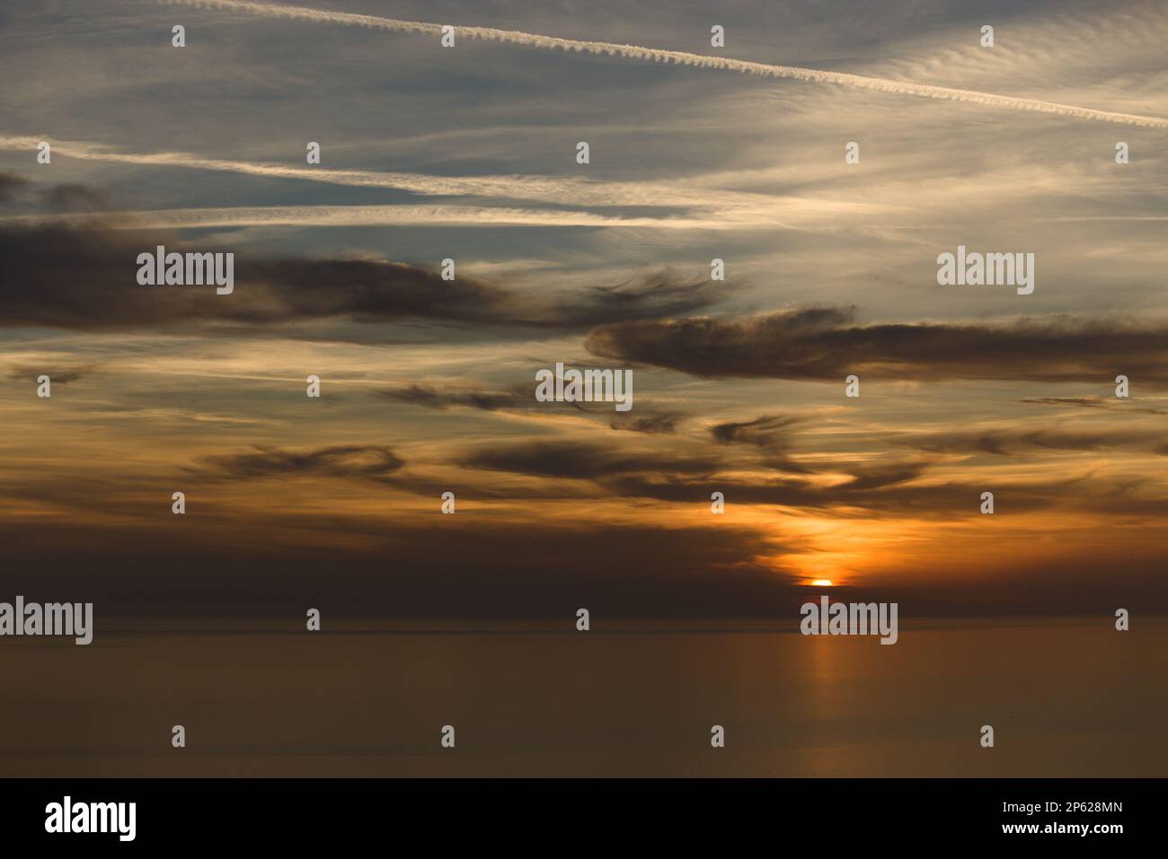 Wunderschöne Aussicht auf das Meer am Abend mit Wolken und Sonnenuntergang Stockfoto