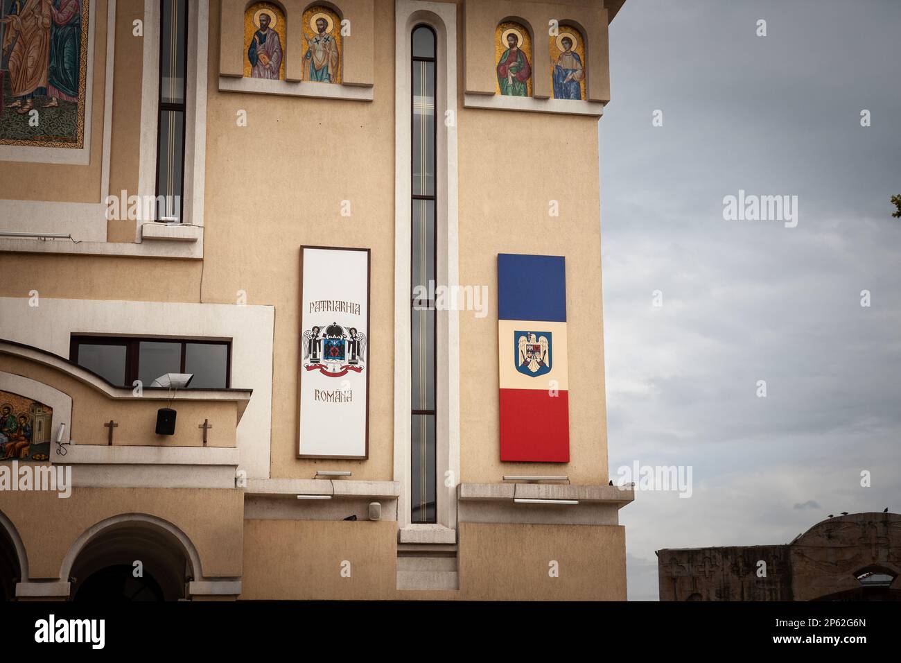 Bild eines Schildes mit dem rumänischen Patriarchat auf einer Kirche in Caransebes, Rumänien. Die rumänisch-orthodoxe Kirche oder das Patriarchat von R. Stockfoto