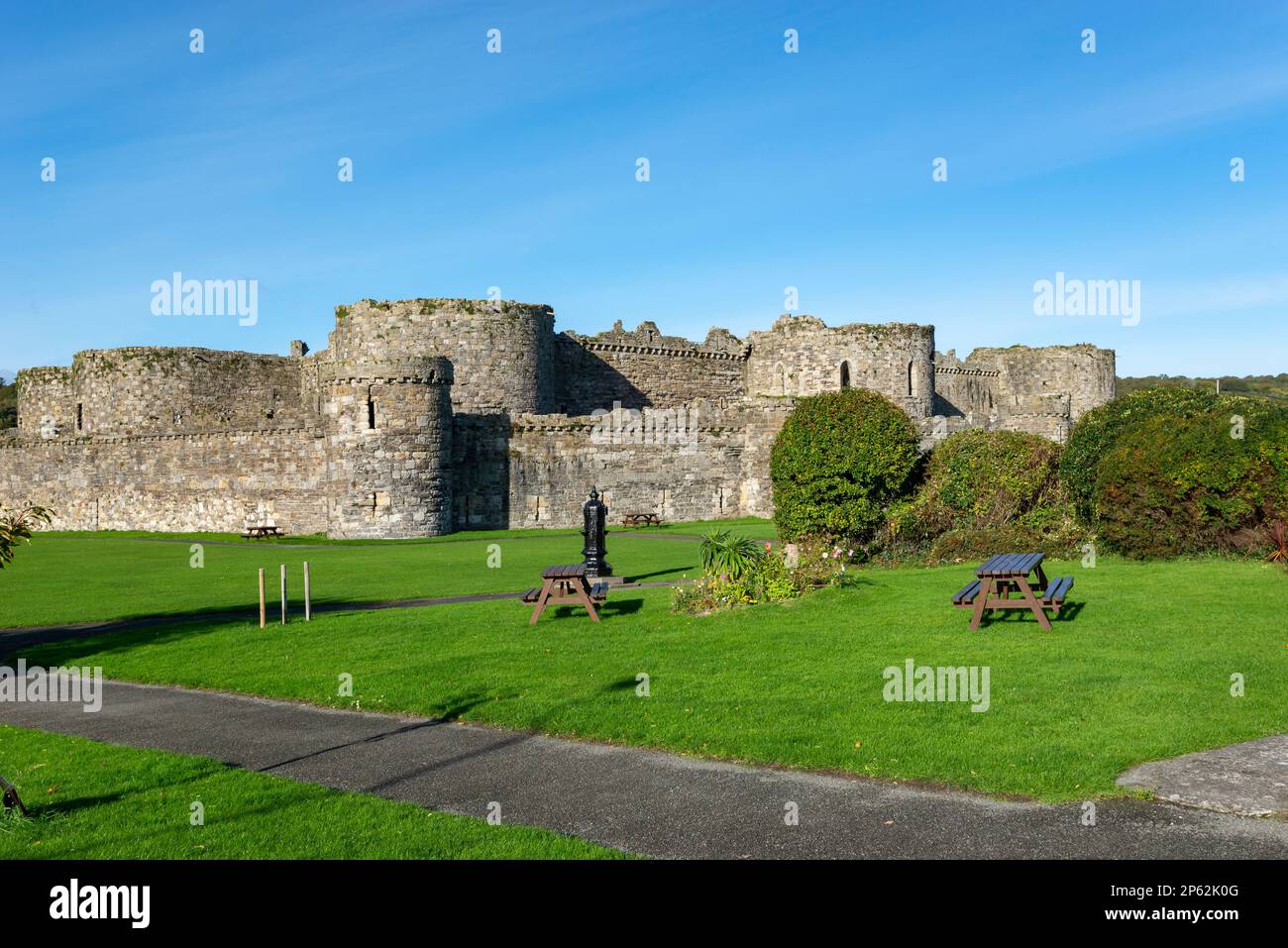 Von außen befindet sich Beaumaris Castle im Park daneben in der Stadt Beaumaris, Anglesey, Nordwales. Stockfoto