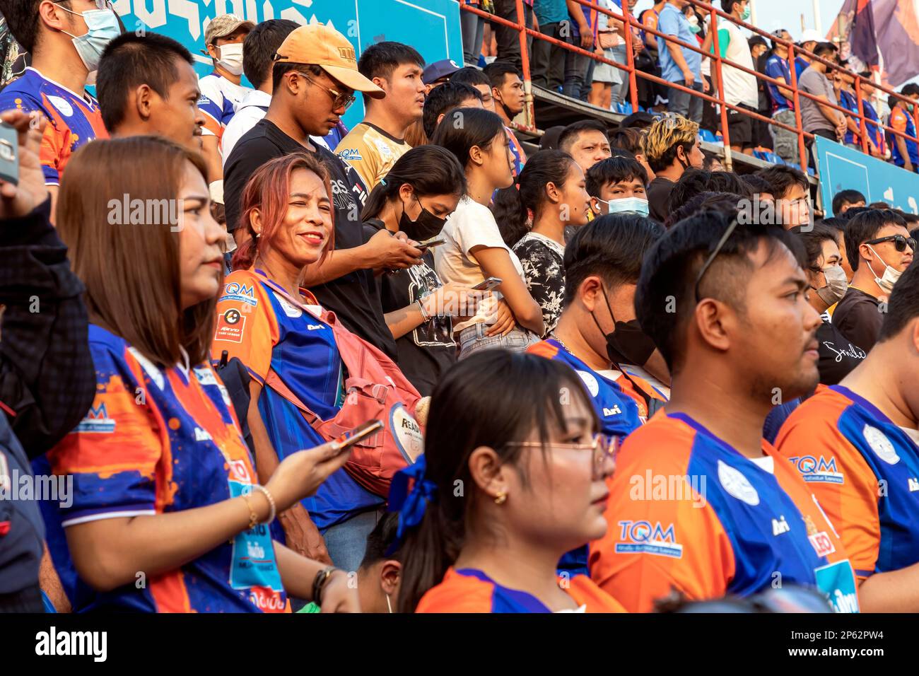 Zuschauer auf den Tribünen beim Thai Premier League Match, PAT Stadium, Bangkok, Thailand Stockfoto