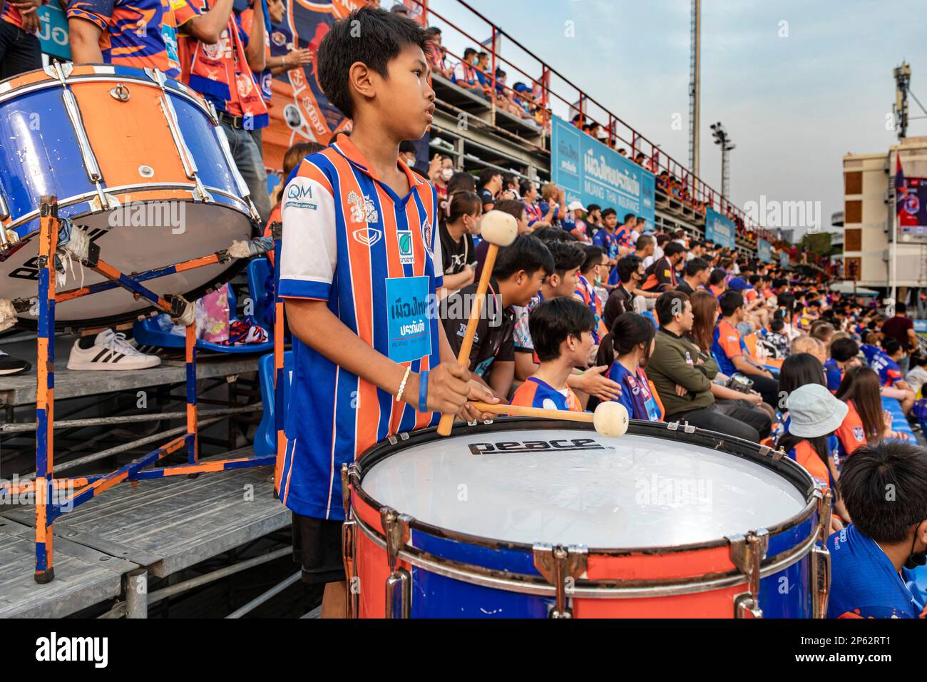 Unterstützer-Band spielt Instrumente und Schlagzeug beim thailändischen Fußballspiel, PAT Stadium, Bangkok, Thailand Stockfoto