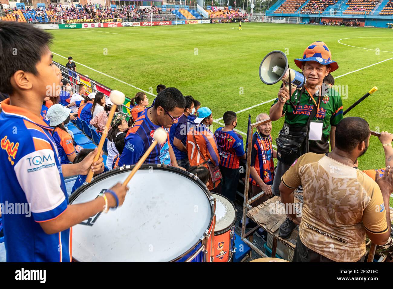 Unterstützer-Band spielt Instrumente und Schlagzeug beim thailändischen Fußballspiel, PAT Stadium, Bangkok, Thailand Stockfoto