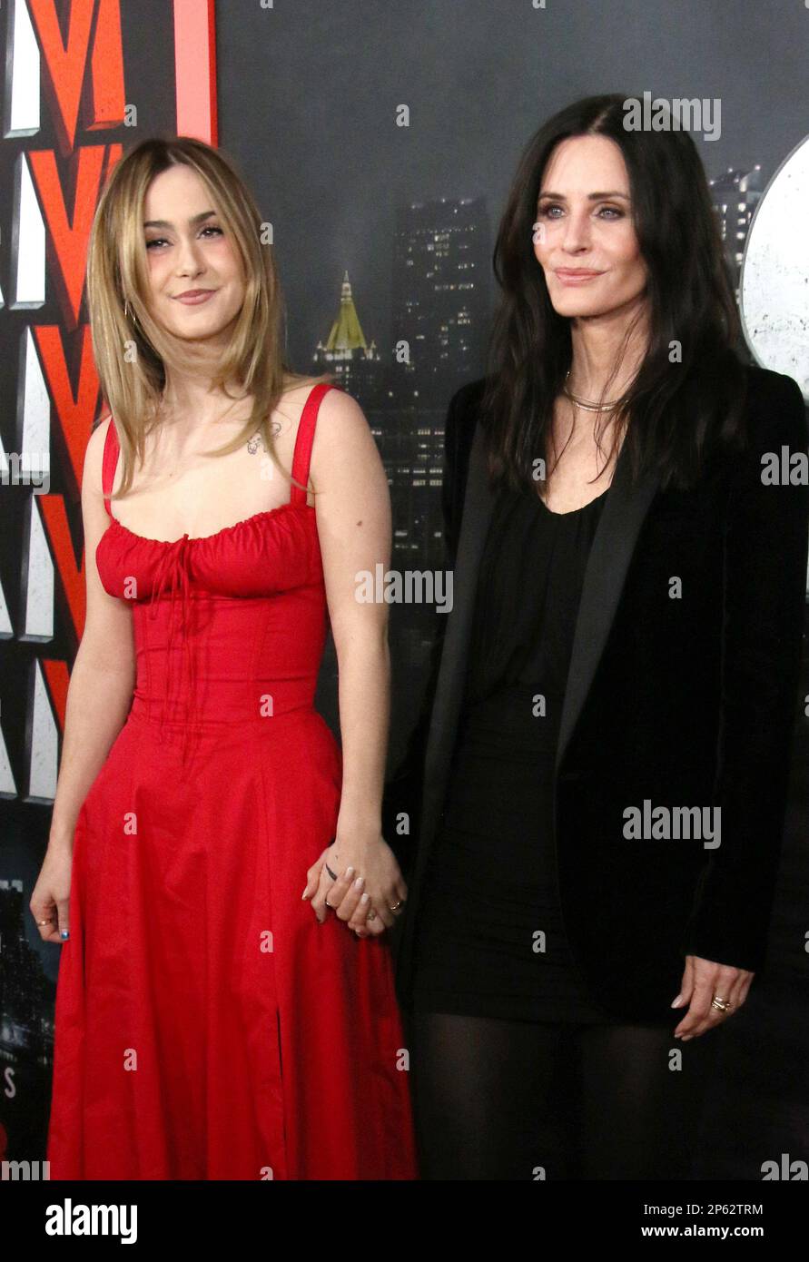 New York, New York, USA. 06. März 2023. Coco Arquette und Courteney Cox auf der Weltpremiere von Paramount's „Scream VI“ im AMC Lincoln Square Theater am 06. März 2023 in New York City. Kredit: Rw/Media Punch/Alamy Live News Stockfoto