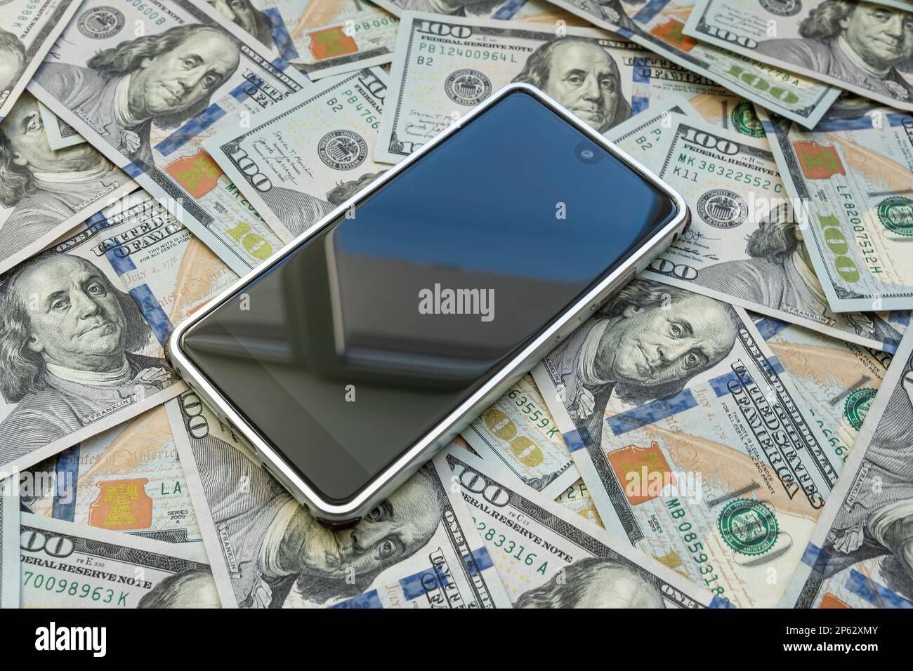 Leerer schwarzer Smartphone-Bildschirm für Text und Design. Das Konzept der Profitabilität und des Gewinns über ein Smartphone. Dollarscheine und klug Stockfoto