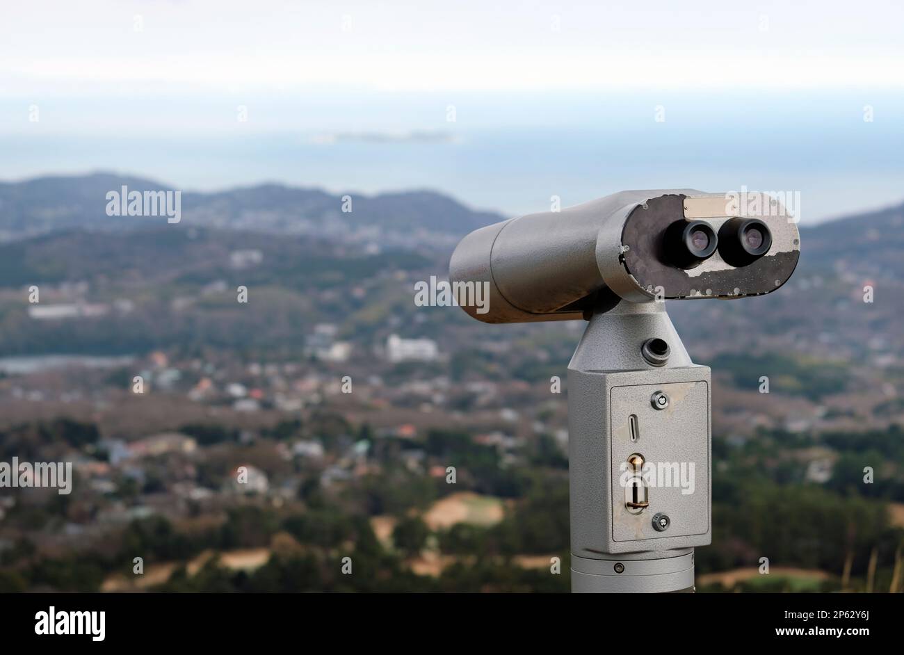 Fernglas oder Teleskop an einem Aussichtspunkt auf dem Mount Omuro in Japan Stockfoto
