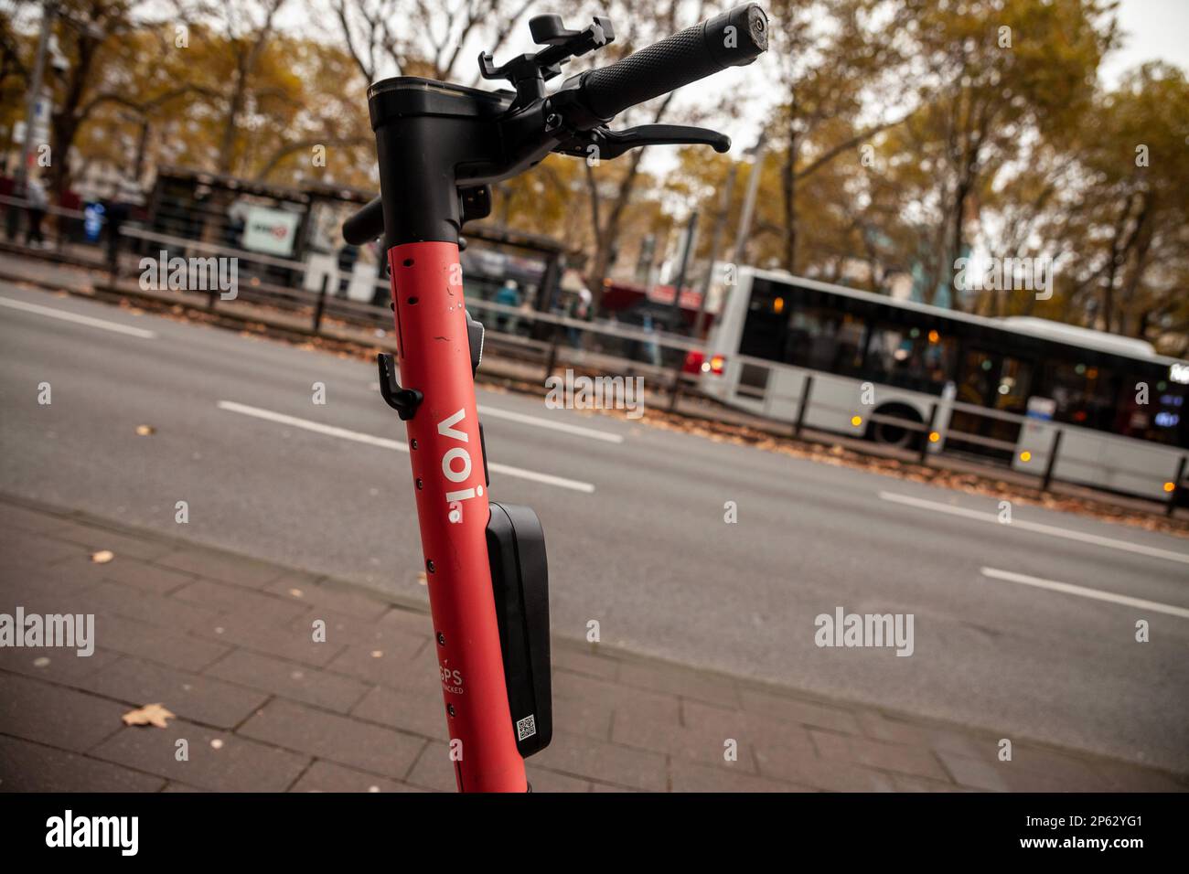 Bild eines Elektrorollers auf den Straßen von Köln mit dem Logo der VOI-Technologie. VOI ist ein schwedisches Mobilitätsunternehmen, das Fahrzeuge für h Stockfoto