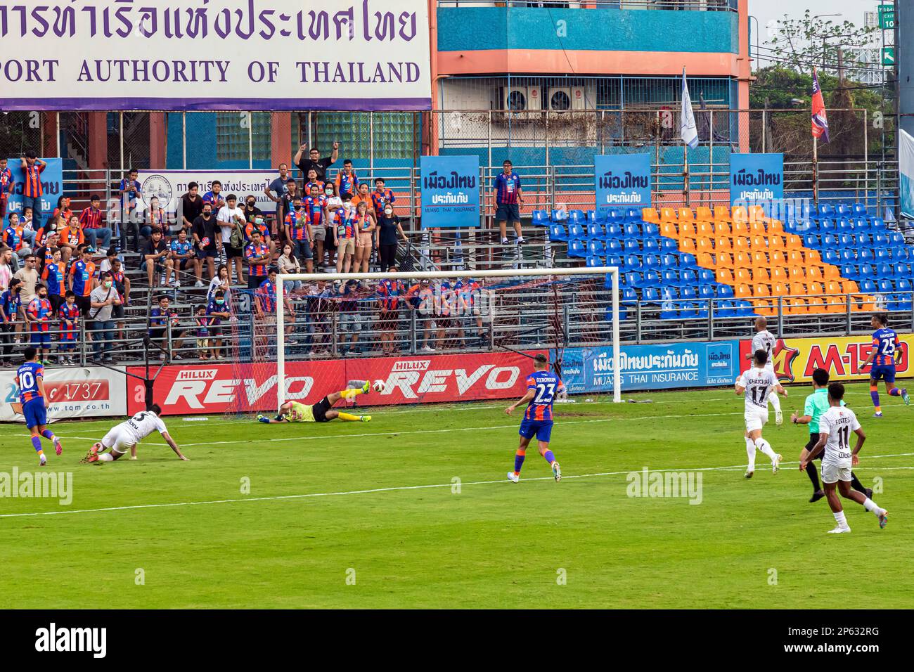 Torpedos auf dem thailändischen Fußballspiel, PAT Stadium, Bangkok, Thailand Stockfoto