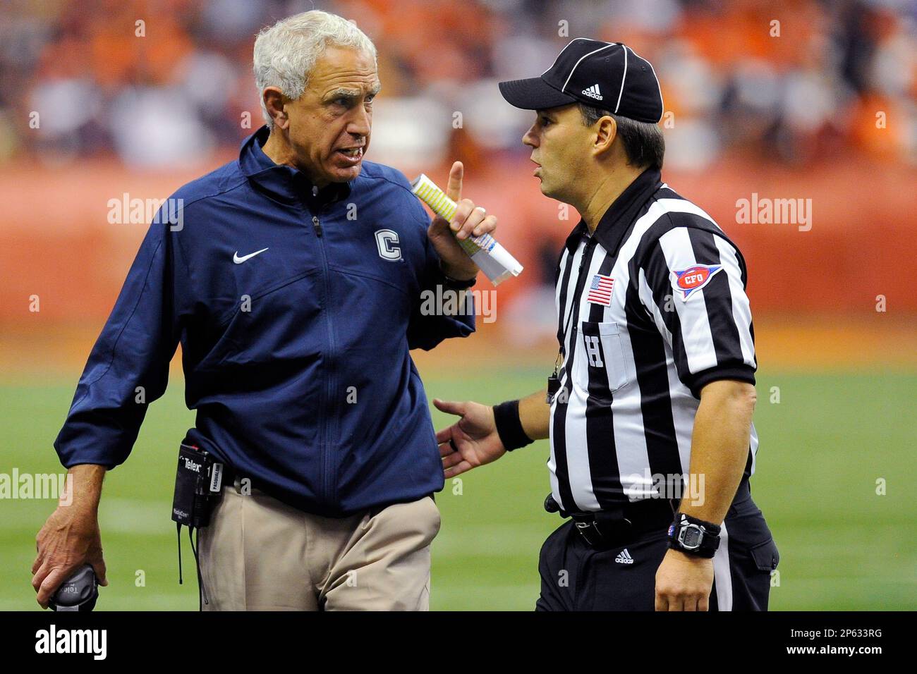 Oct. 19, 2012 - Syracuse, New York, U.S - October 19, 2012: Connecticut Huskies head coach Paul Pasqualoni speaks with an official during the second quarter against the Syracuse Orange at the Carrier Dome in Syracuse, New York. (Cal Sport Media via AP Images) Stockfoto