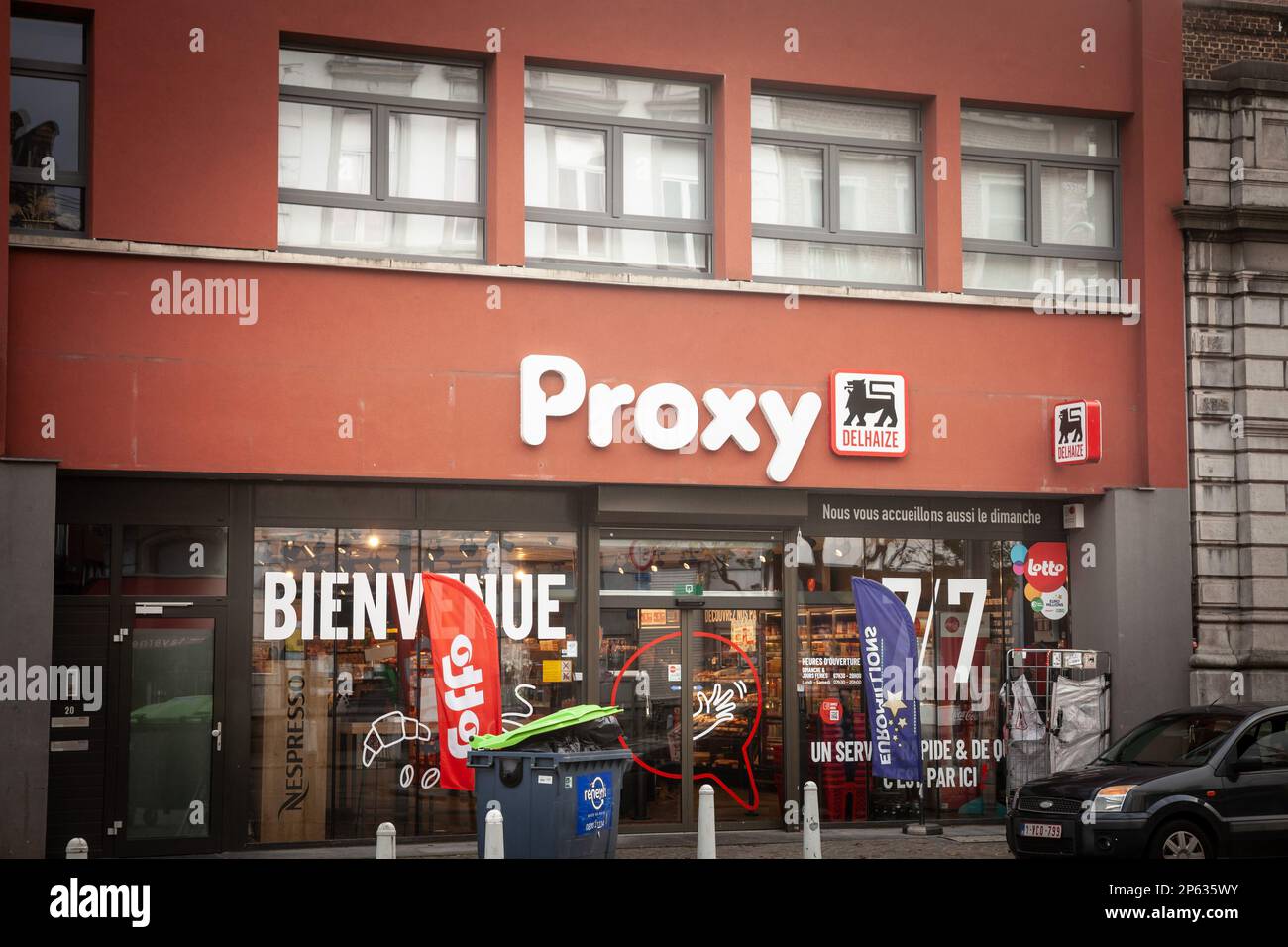 Bild eines Schildes mit einem Proxy Delhaize auf dem lokalen Supermarkt in Lüttich, Belgien. Die Louis Delhaize Group ist ein belgischer Einzelhandelskonzern, der I gegründet hat Stockfoto