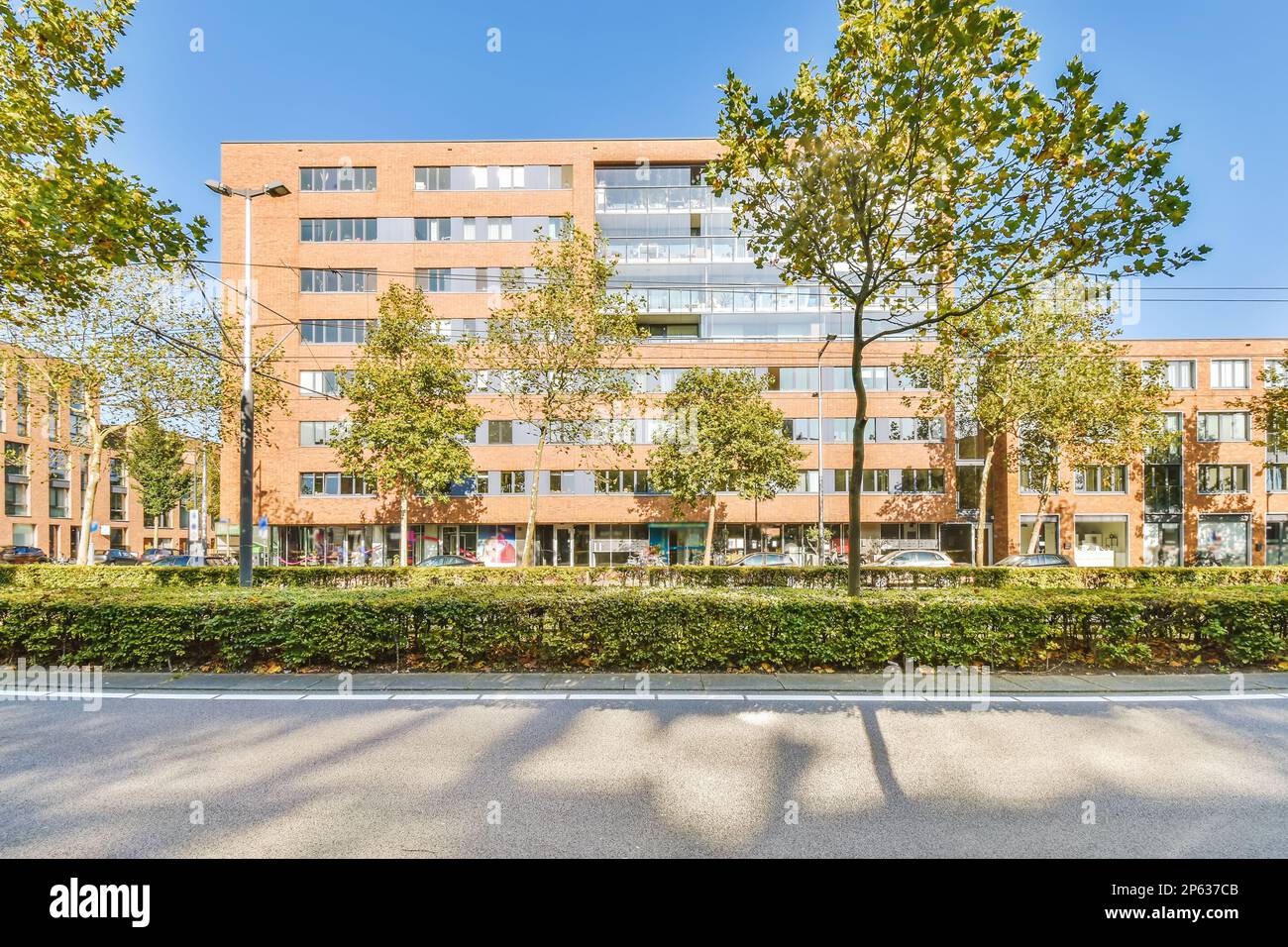 Amsterdam, Niederlande - 10. April 2021: Blick auf ein modernes, stilvolles Wohngebäude Stockfoto