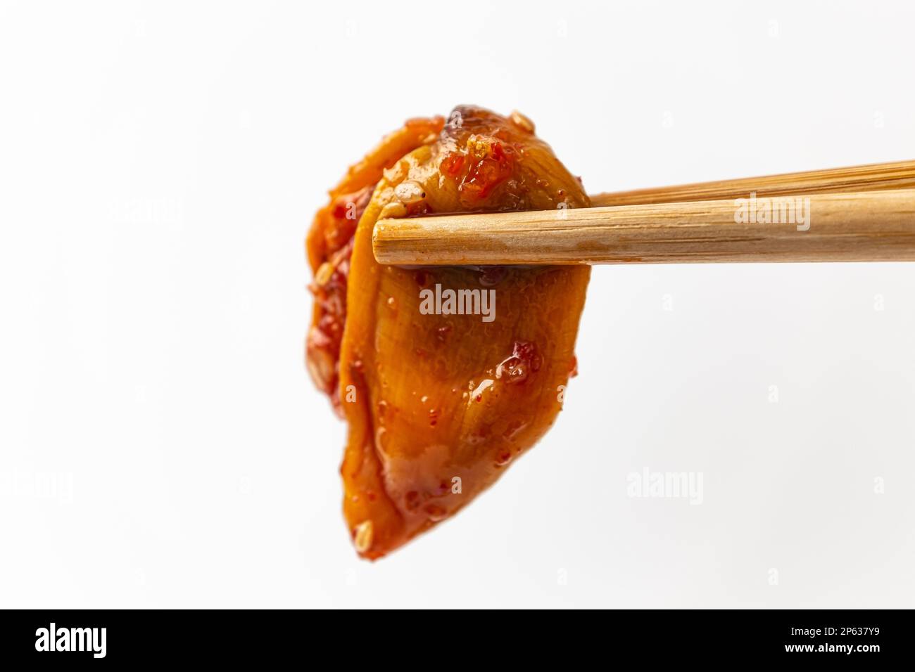 Würziges Gewürztes Gericht. Essen mit starkem Geruch nach Meer und rutschig. Koreanische Esskultur Stockfoto