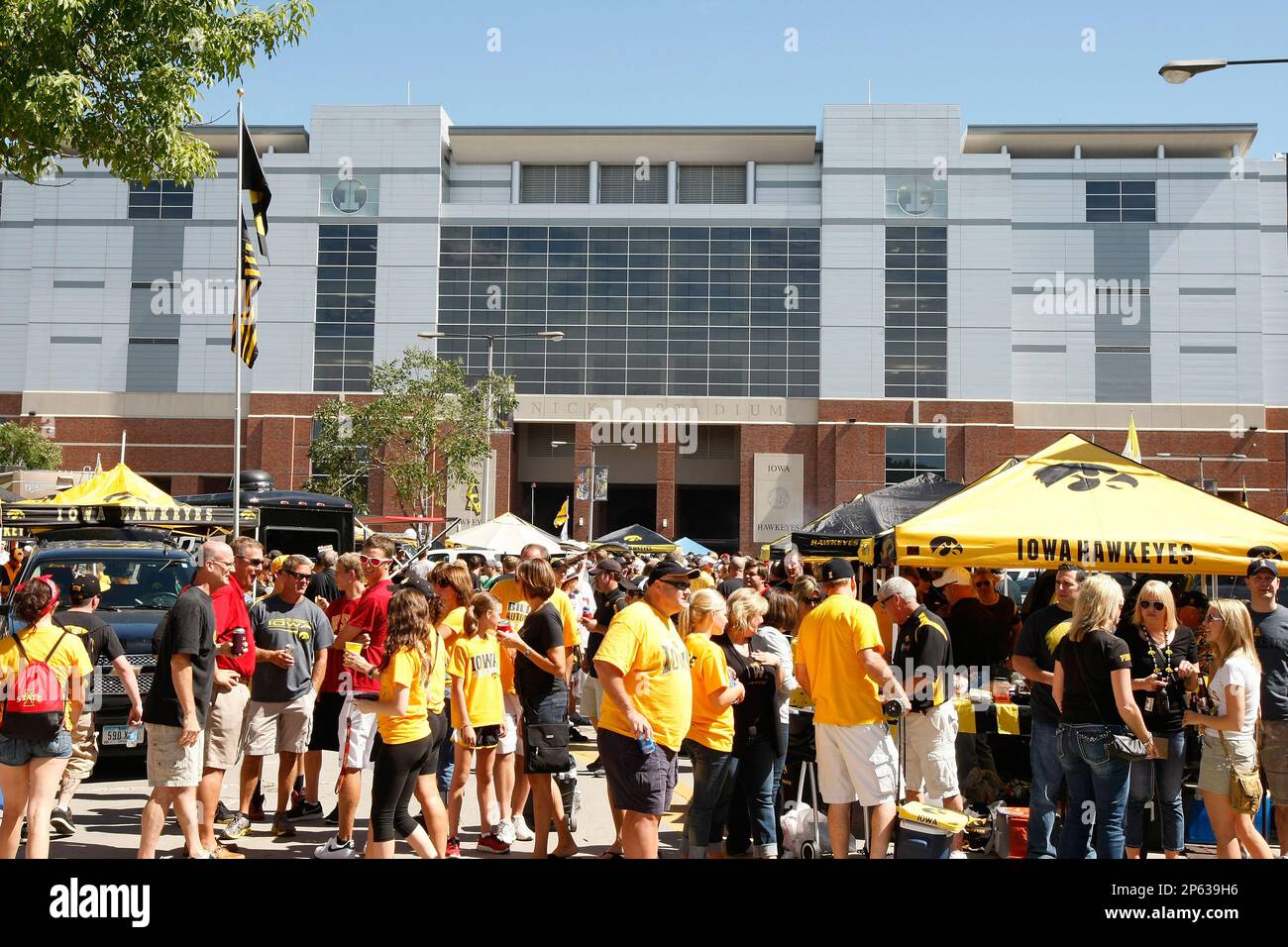 Iowa Hawkeyes fans tailgate in the parking lots outside of Kinnick Stadium prior to a NCAA college football game between the Iowa Hawkeyes against Iowa State Cyclones in Iowa City, Iowa on September 8, 2012. The Iowa State Cyclones defeated the Iowa Hawkeyes 9-6. (AP Photo/Scott Boehm) Stockfoto