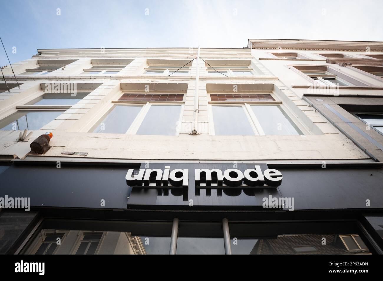 Bild eines Schildes mit dem Logo von Uniq Mode im Hauptgeschäft von Maastricht, Niederlande. Uniq Mode ist eine Kette von High-End-Modehändlern und de Stockfoto