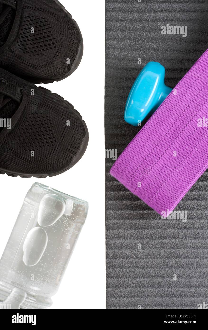 Yoga-Matte, Kurzhantel, Schuh, Flasche Wasser und Fitness-Elastikband. Konzeptsport und Heilleben. Stockfoto