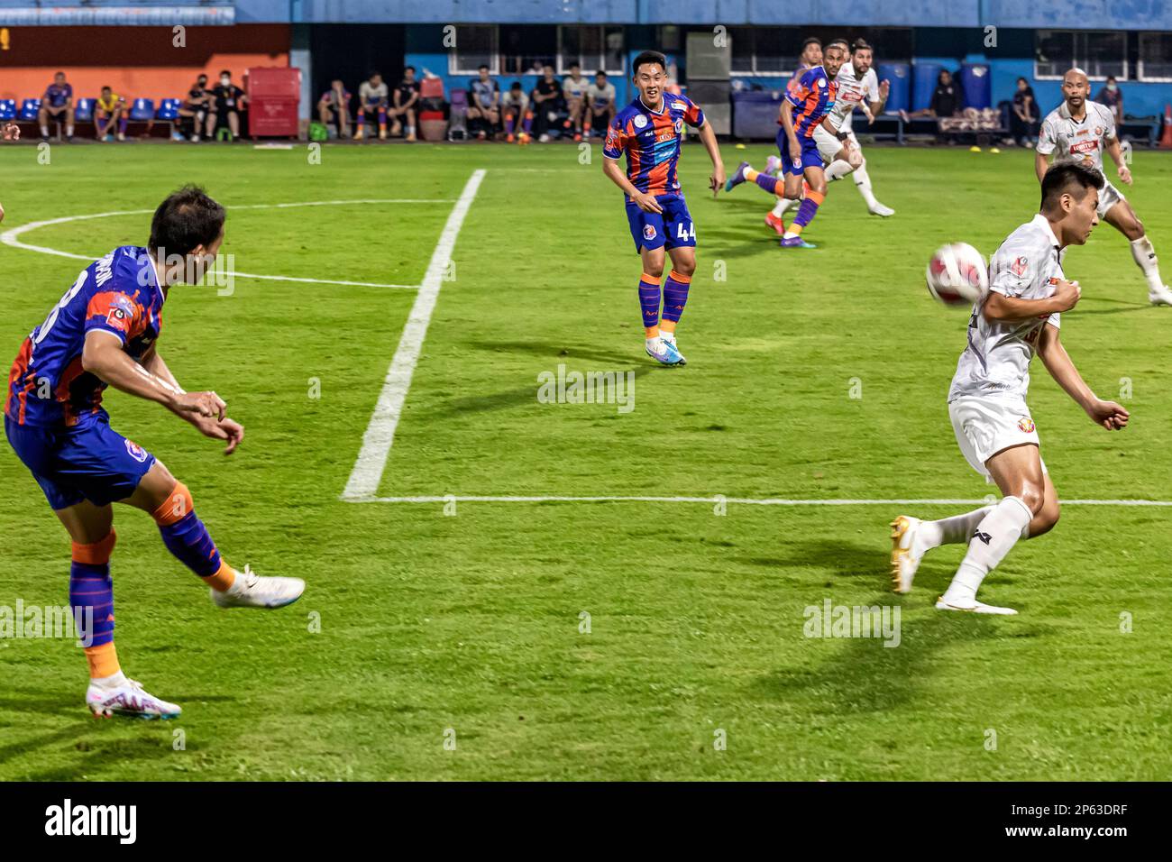 Professionelles thailändisches Fußballspiel im PAT Stadium, Bangkok, Thailand Stockfoto