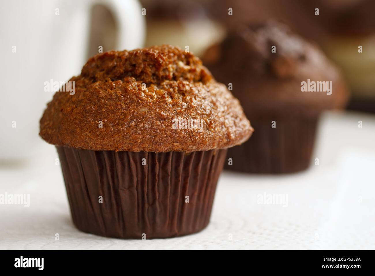 Frischer Rosinenkleie-Muffin mit verschwommenem Hintergrund Stockfoto